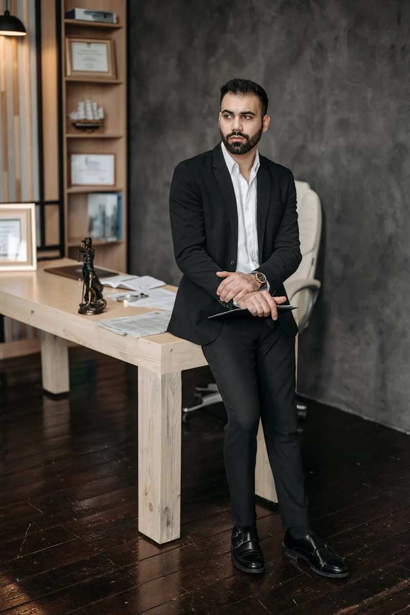 Un avocat dans son bureau | Source : Pexels