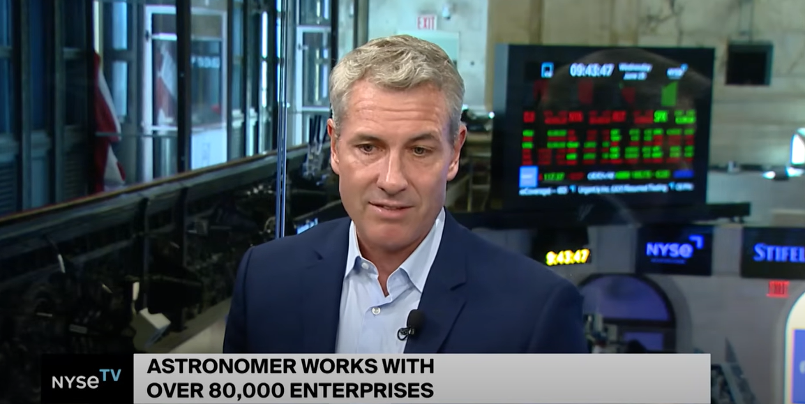 Andy Byron parle des nombreuses entreprises avec lesquelles il travaille lors d'une interview, extrait d'un post YouTube daté du 25 juin 2025 | Source : YouTube/NYSETV