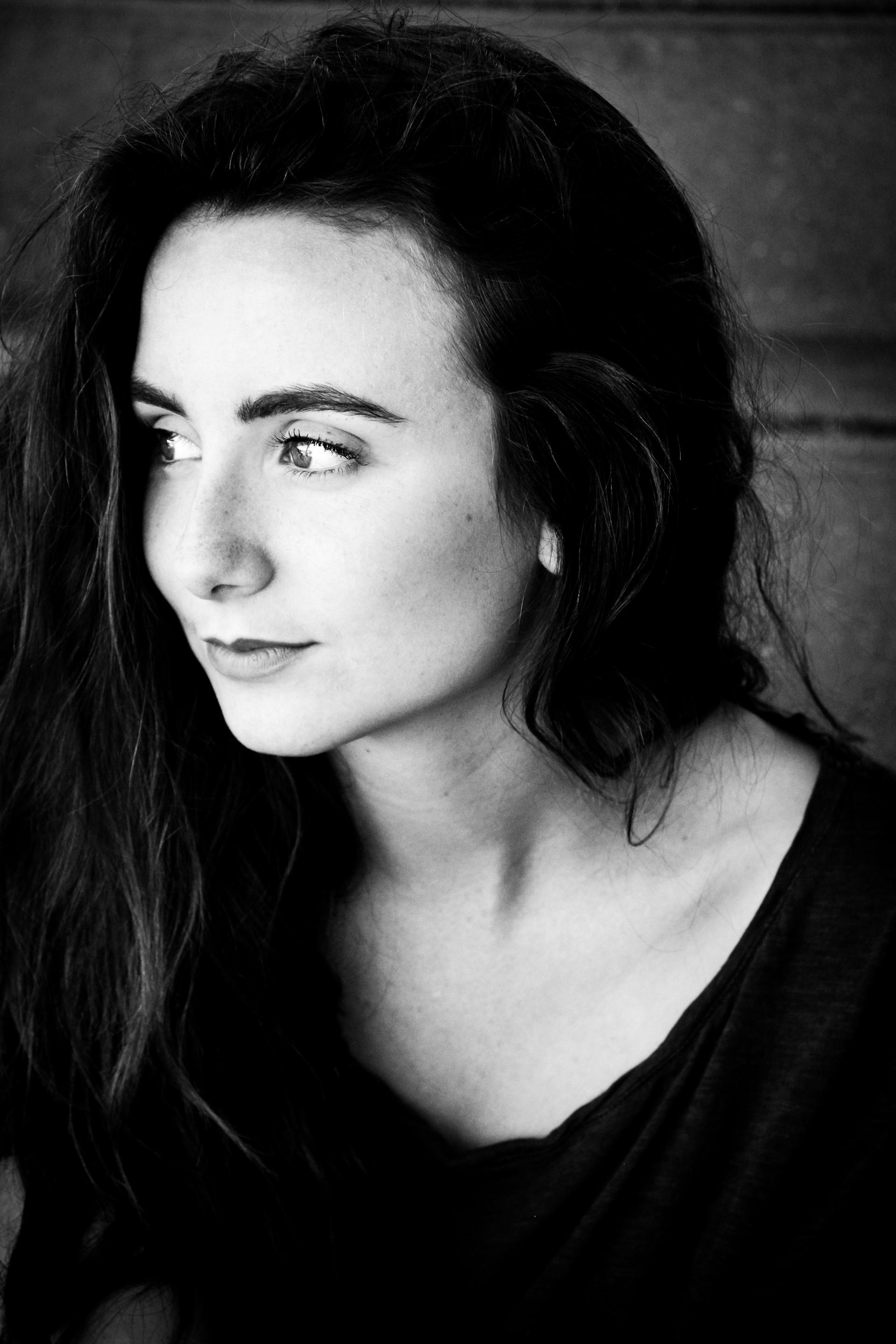 Une femme réfléchie qui sourit | Source : Pexels