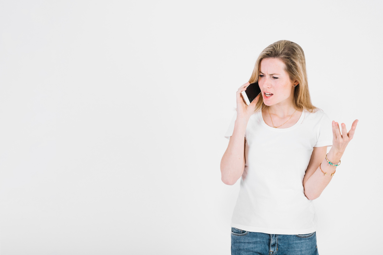 Une femme en colère qui parle au téléphone | Source : Freepik