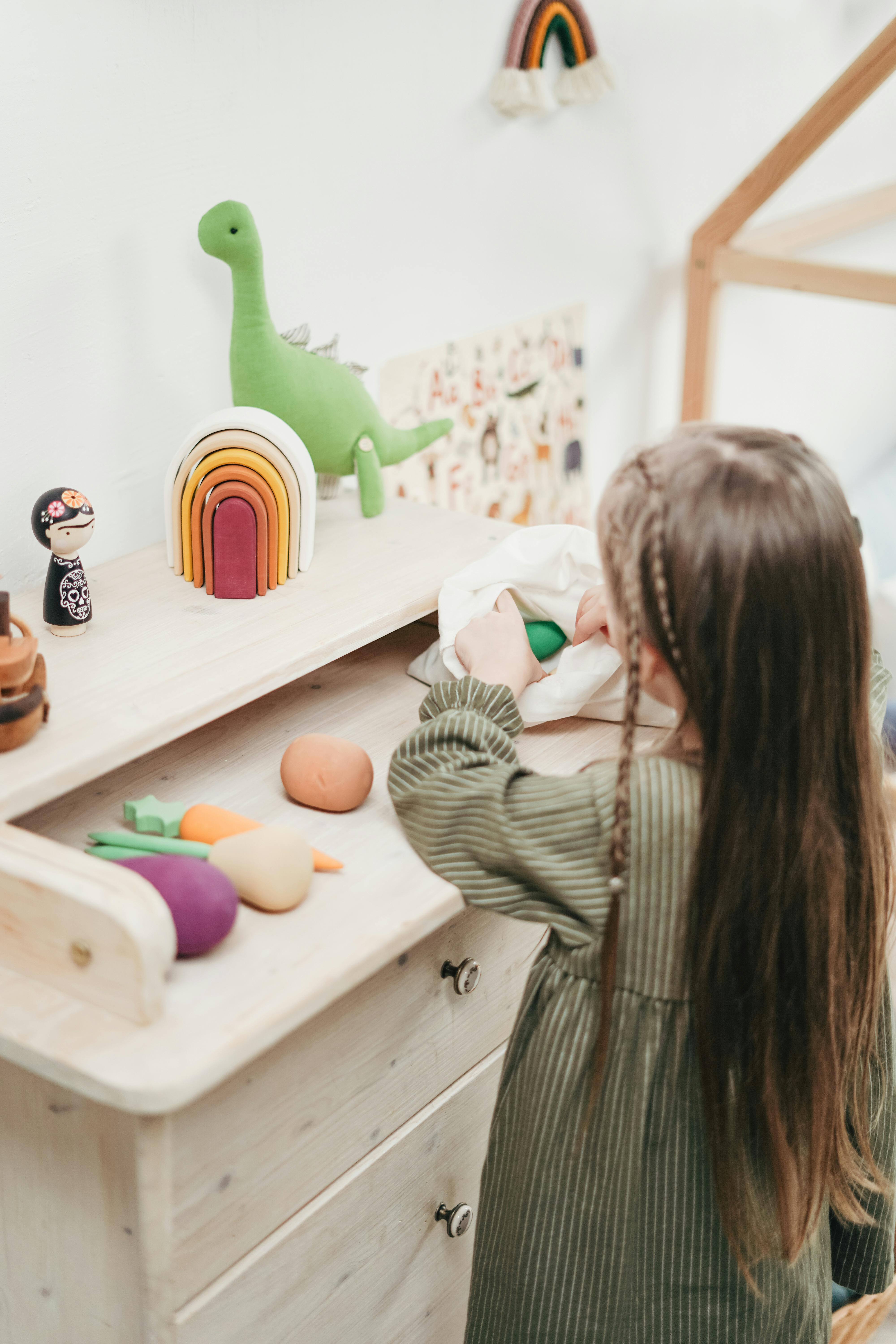 Fille jouant avec ses jouets | Source : Pexels