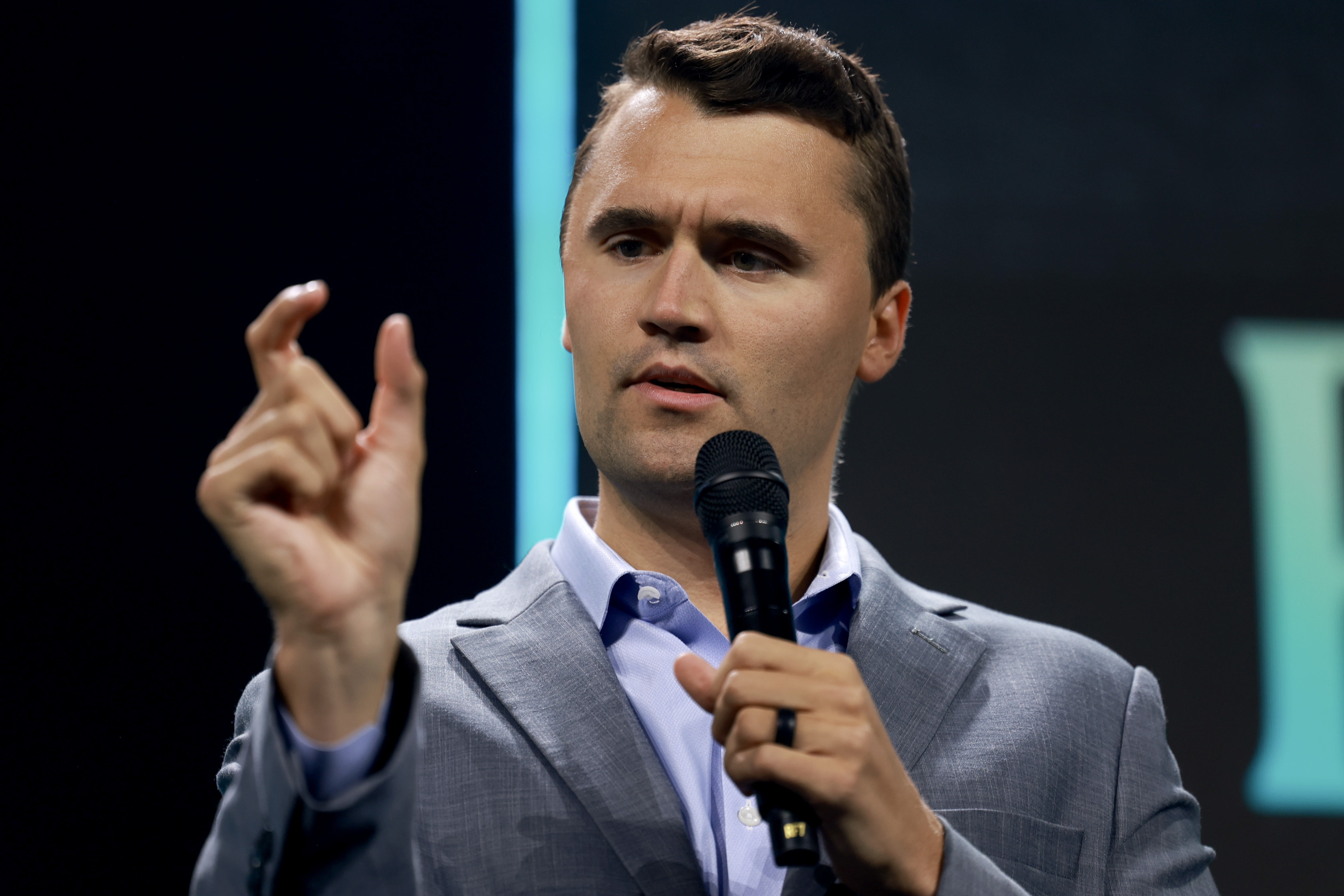 Charlie Kirk s'exprime avant l'arrivée du président Donald Trump lors d'une conférence du sommet des croyants de Turning Point USA au Palm Beach Convention Center le 26 juillet 2024 à West Palm Beach, en Floride. | Source : Getty Images