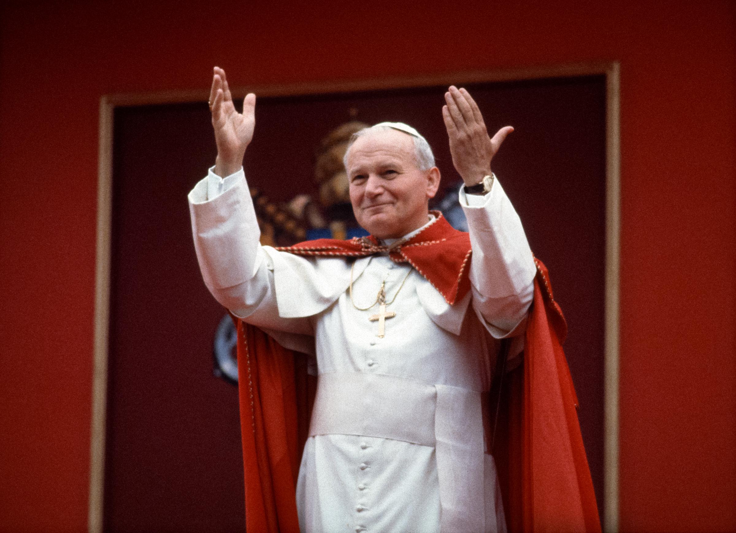 Le pape Jean-Paul II après son discours à la chapelle du St. Patrick's College, le 1er octobre 1979, à Maynooth, en Irlande. | Source : Getty Images