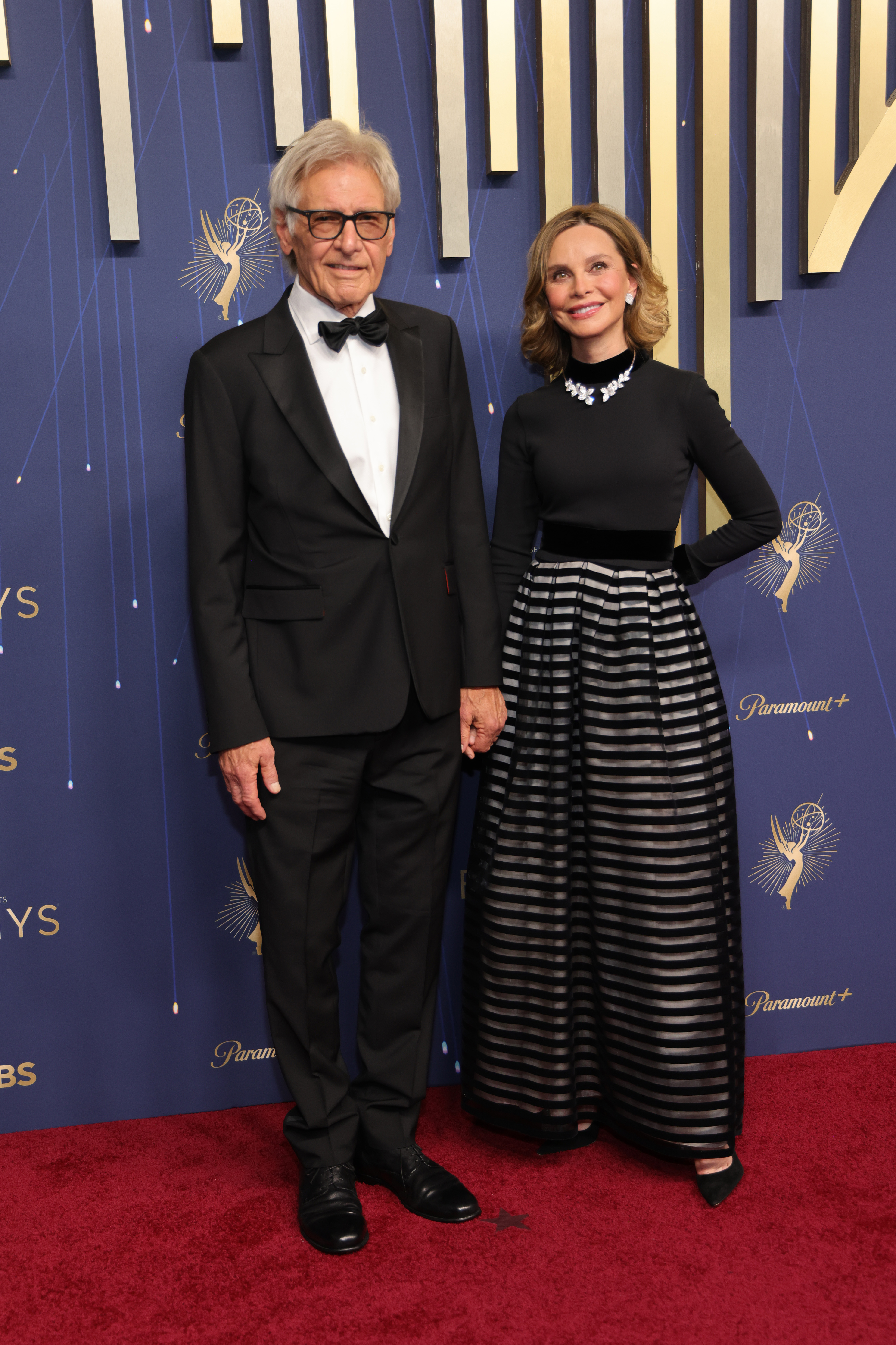Harrison Ford et Calista Flockhart étaient magnifiques, main dans la main, aux Emmys. Flockhart portait une robe de bal à manches longues avec une jupe à rayures noires et blanches, tandis que Ford restait classique dans un smoking.