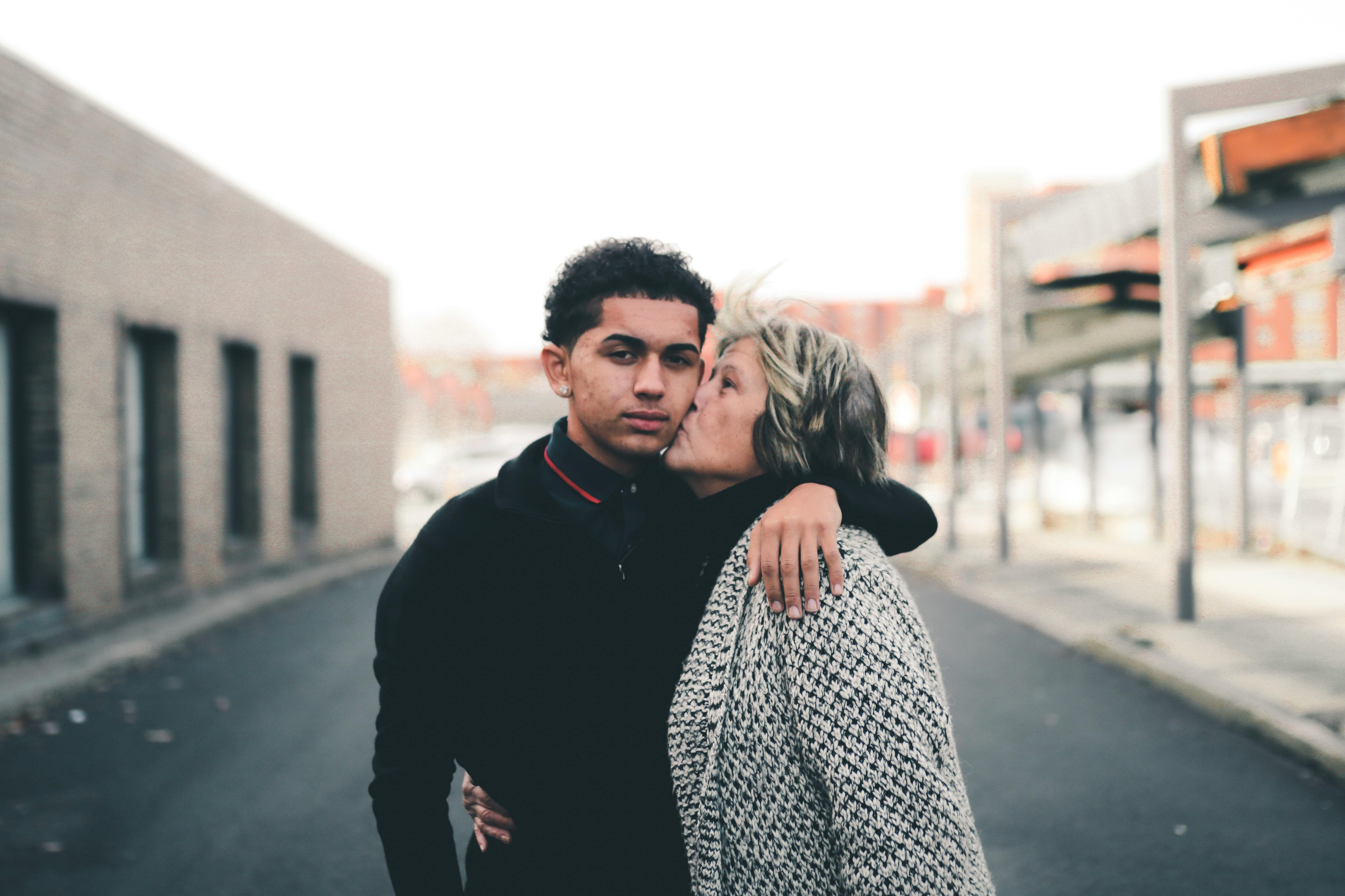 Un homme avec sa mère | Source : Pexels
