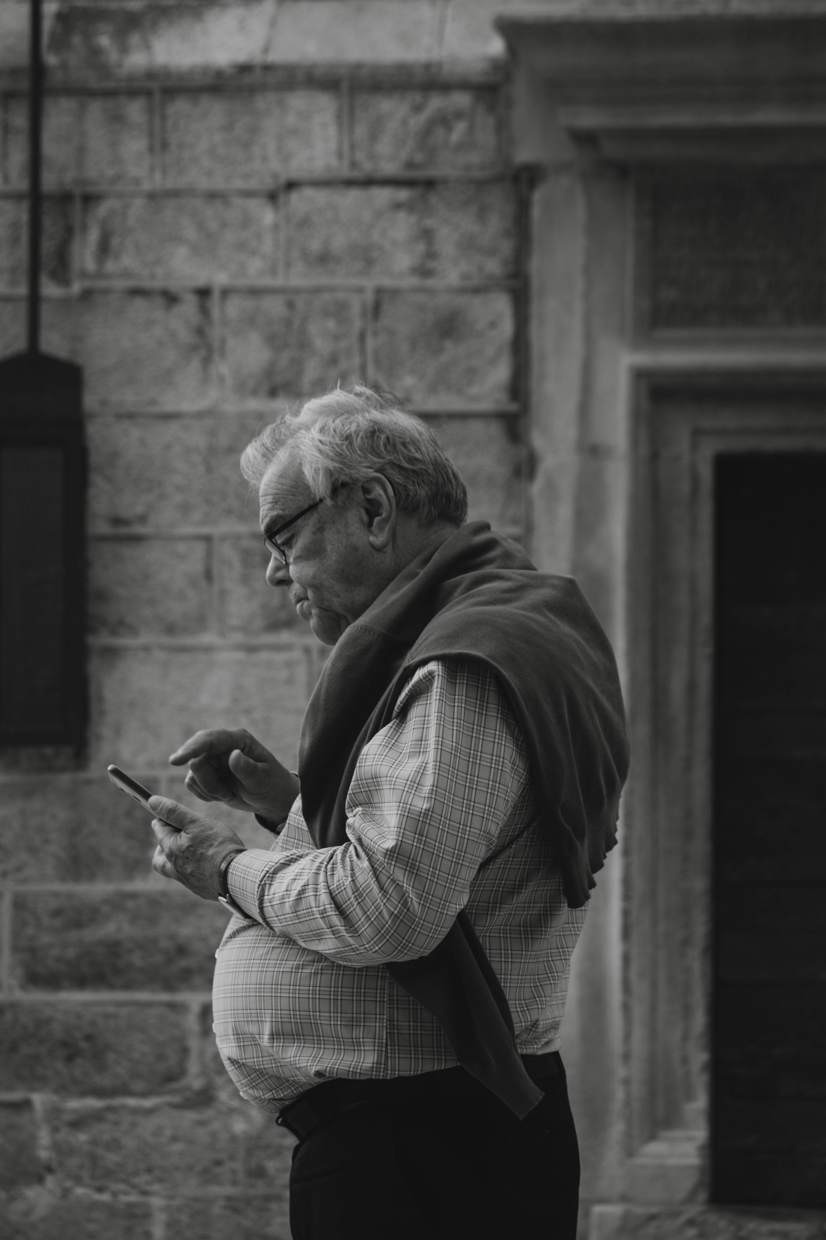 Un homme utilisant son téléphone | Source : Pexels