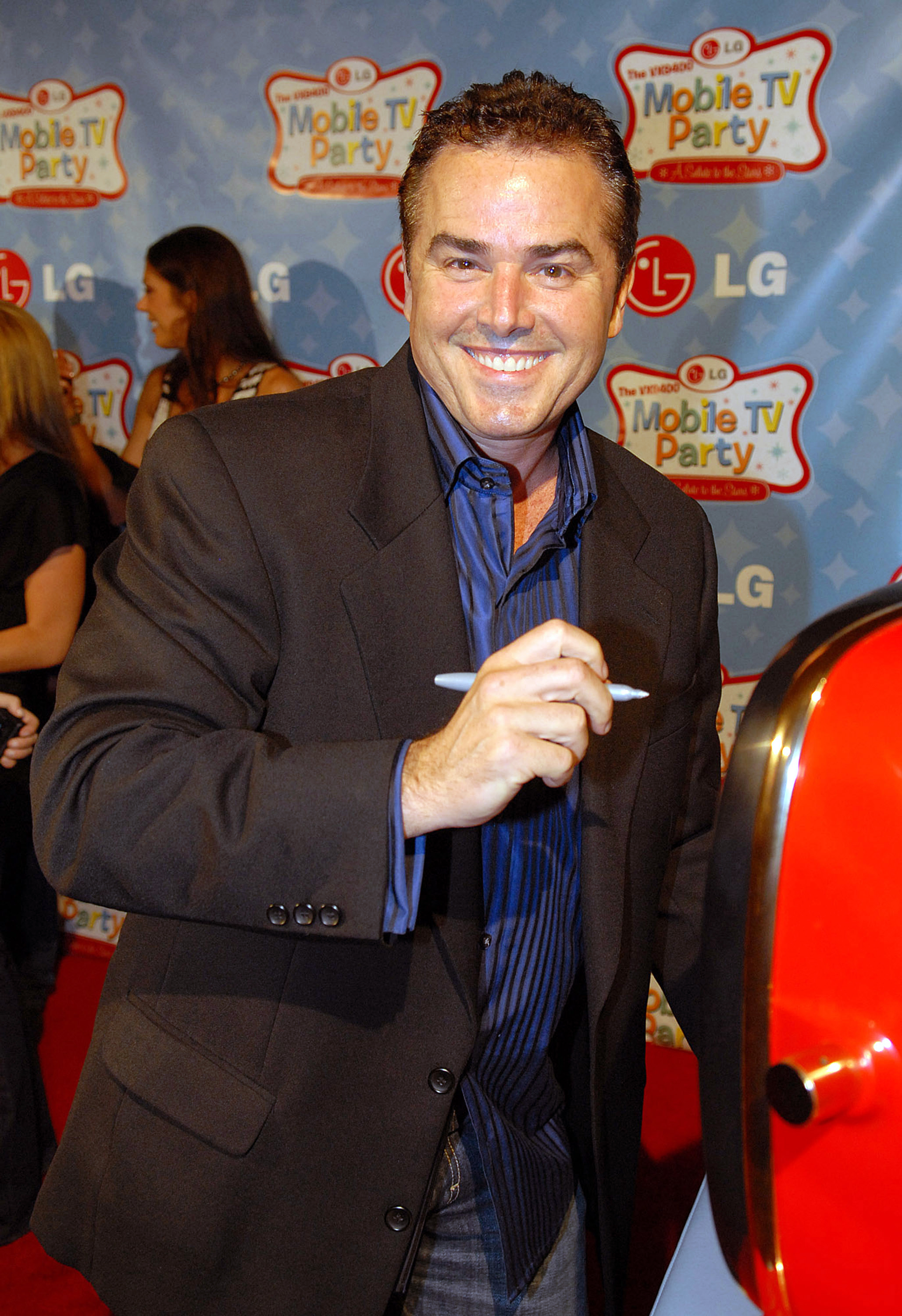 L'ancien enfant acteur dédicace un téléviseur vintage qui sera vendu aux enchères pour une œuvre de charité aux Paramount Studios le 19 juin 2007 | Source : Getty Images