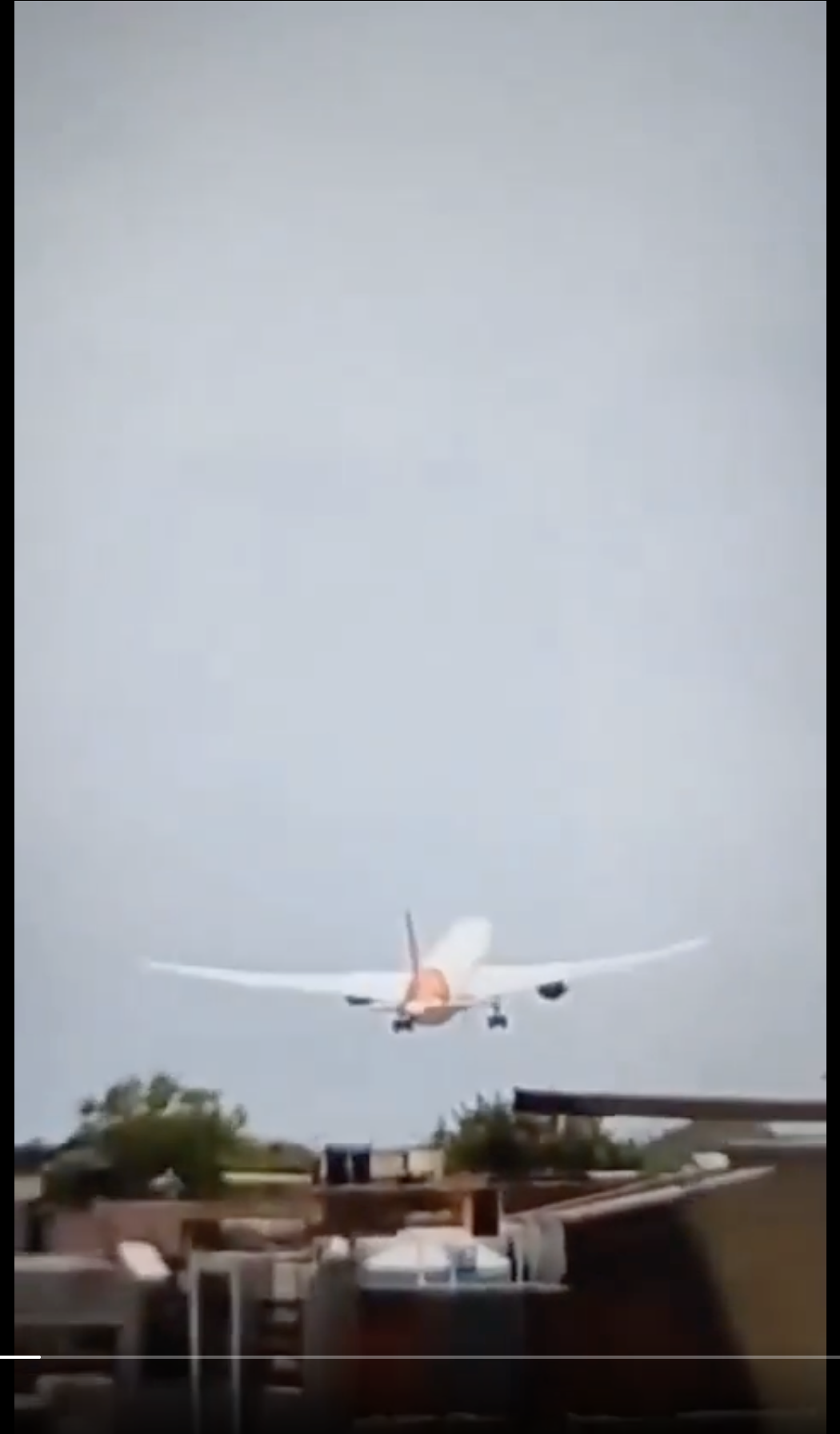L'avion d'Air India est capturé en train de descendre brusquement dans une séquence de téléphone portable, datée du 12 juin 2025 | Source : X/MDNnewss