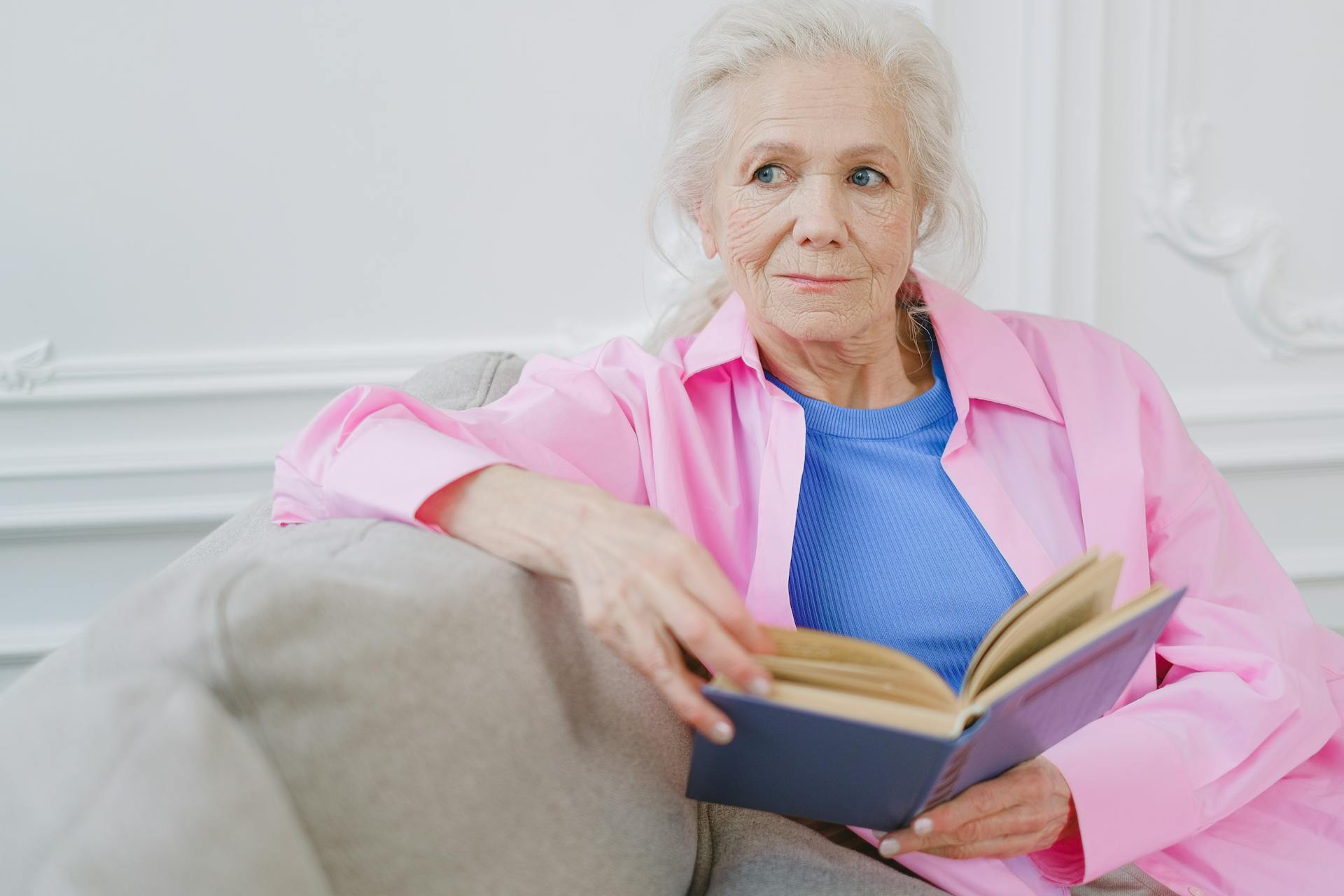 Une femme âgée assise sur un canapé | Source : Pexels