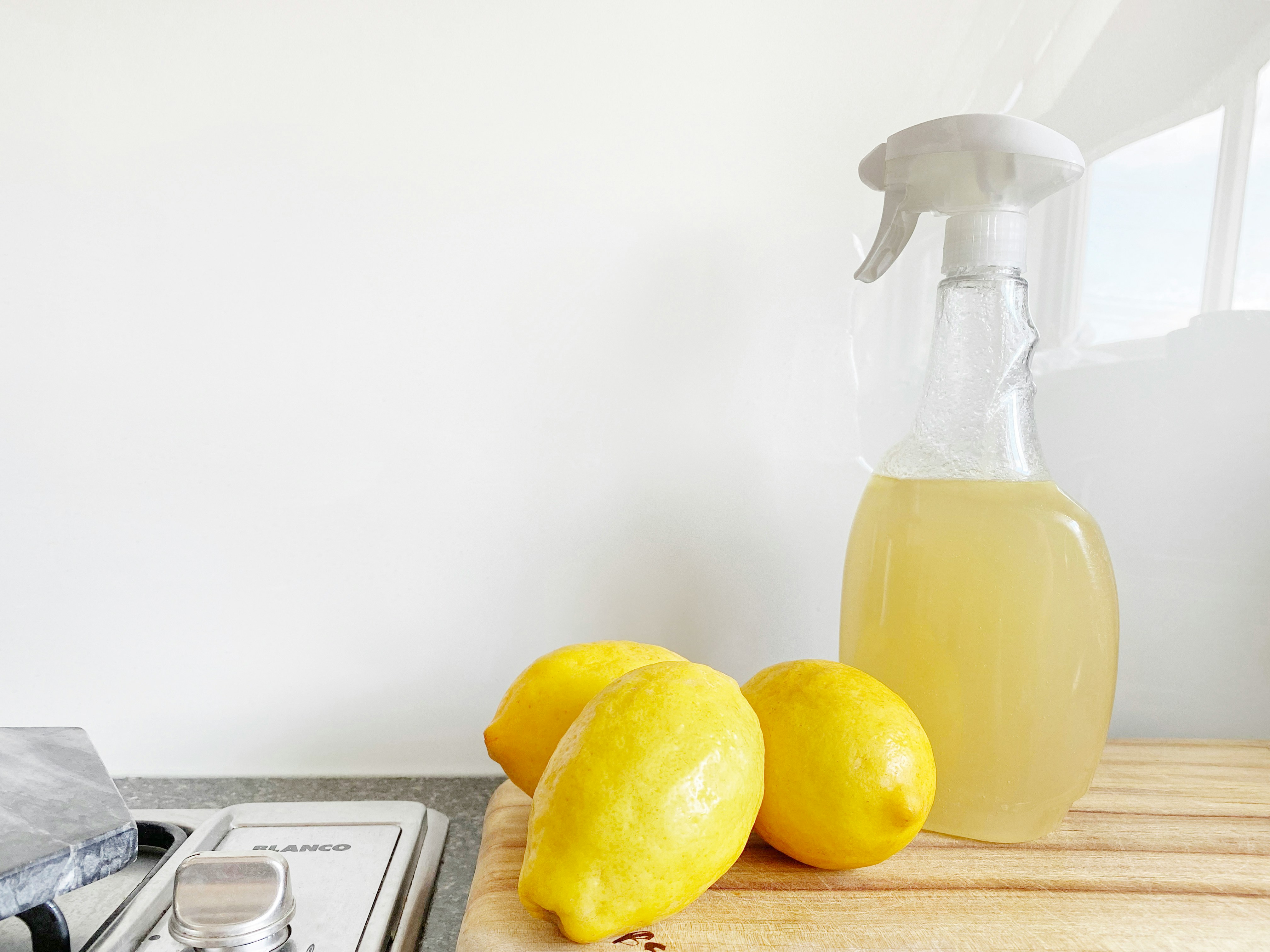 Des citrons à côté d'un flacon pulvérisateur | Source : Unsplash