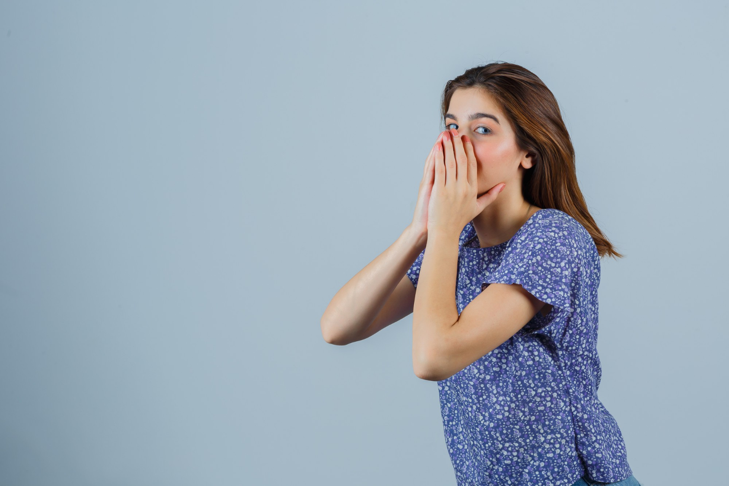Une femme stupéfaite se couvrant la bouche | Source : Freepik