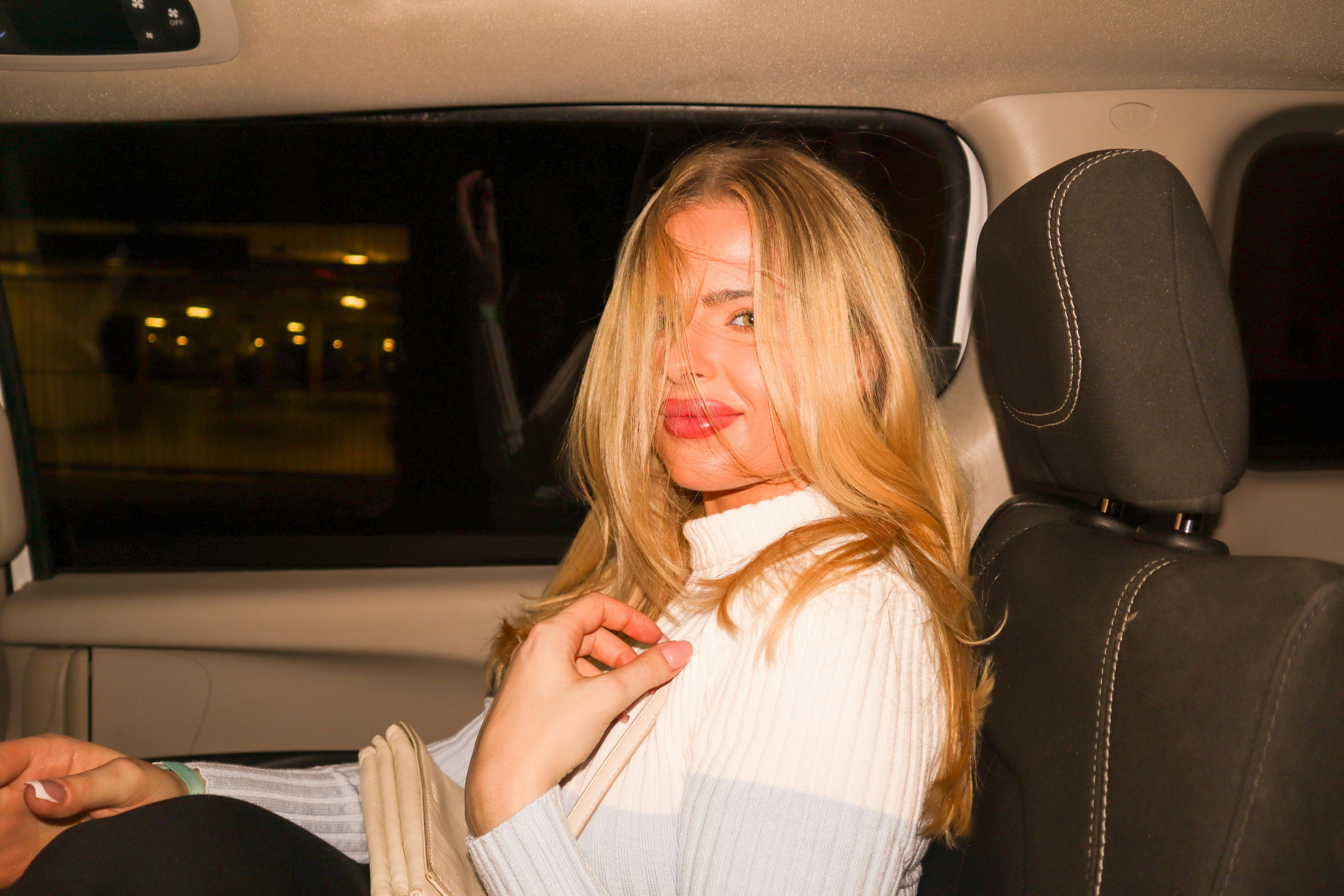 Une femme heureuse dans une voiture | Source : Pexels
