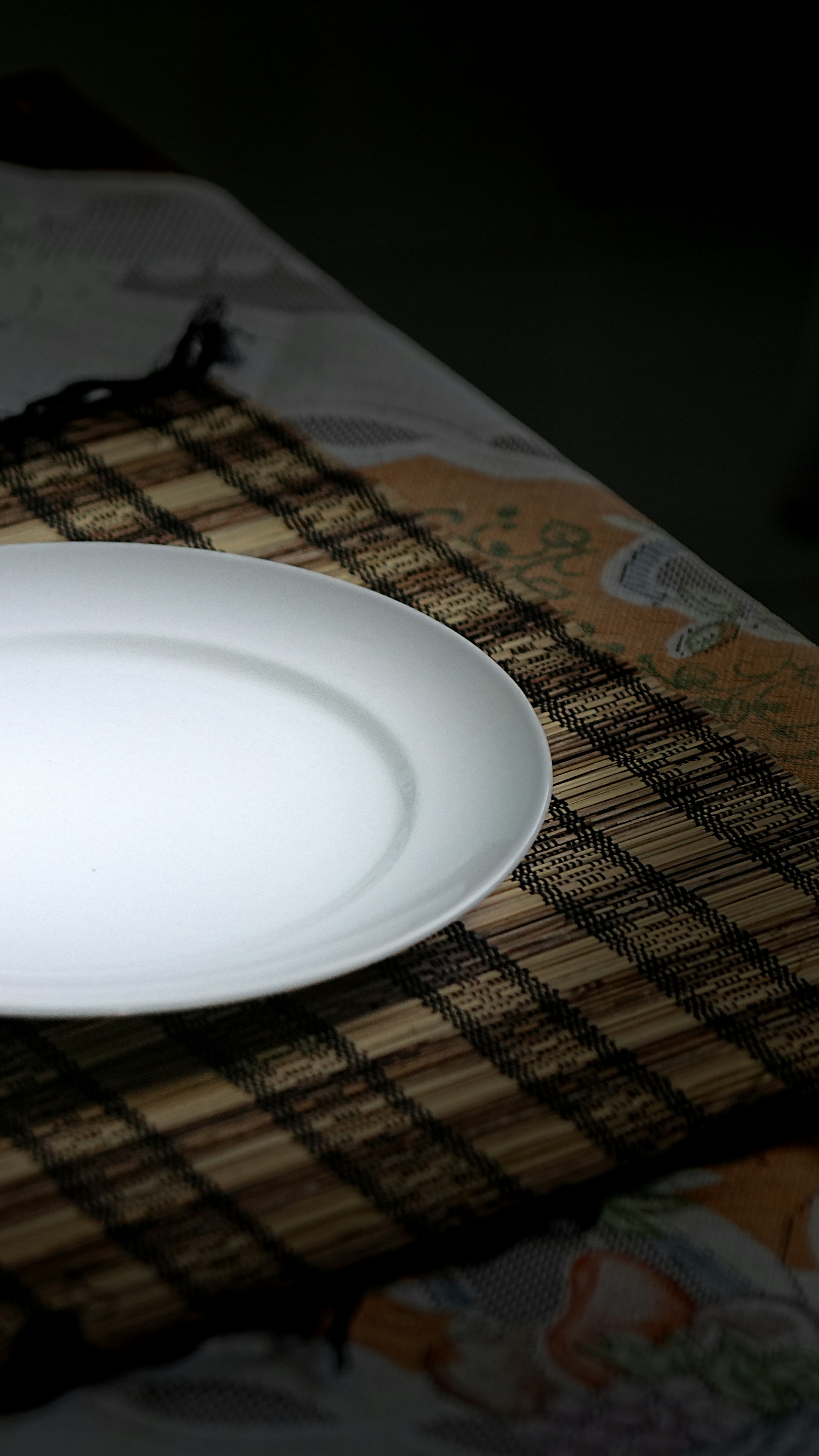 Une assiette en céramique vide sur une table | Source : Unsplash