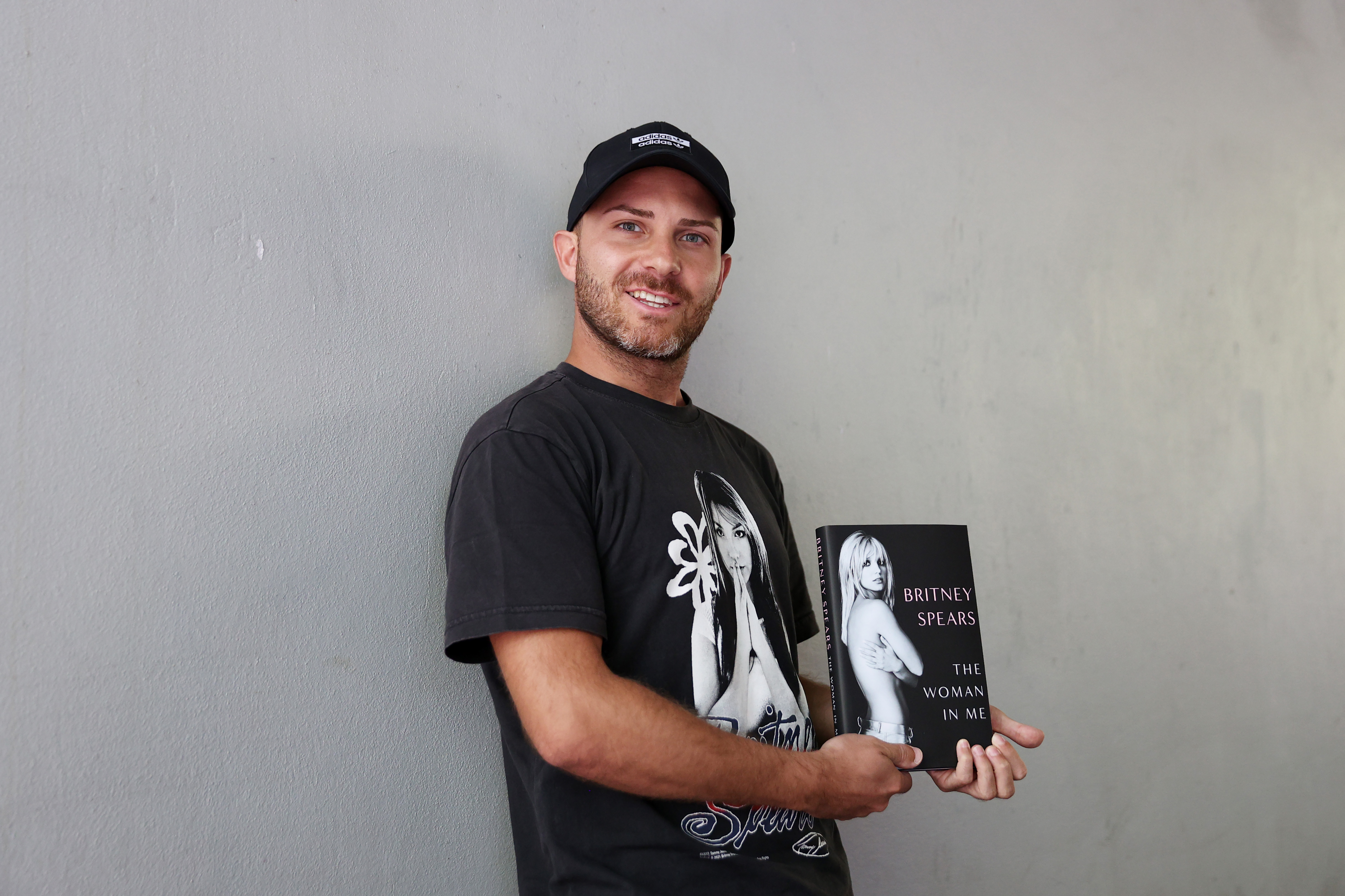 Marco Biras avec un exemplaire des mémoires de Britney Spears, « The Woman in Me », lors d'un événement organisé pour les fans à Sydney, en Australie, le 25 octobre 2023. | Source : Getty Images