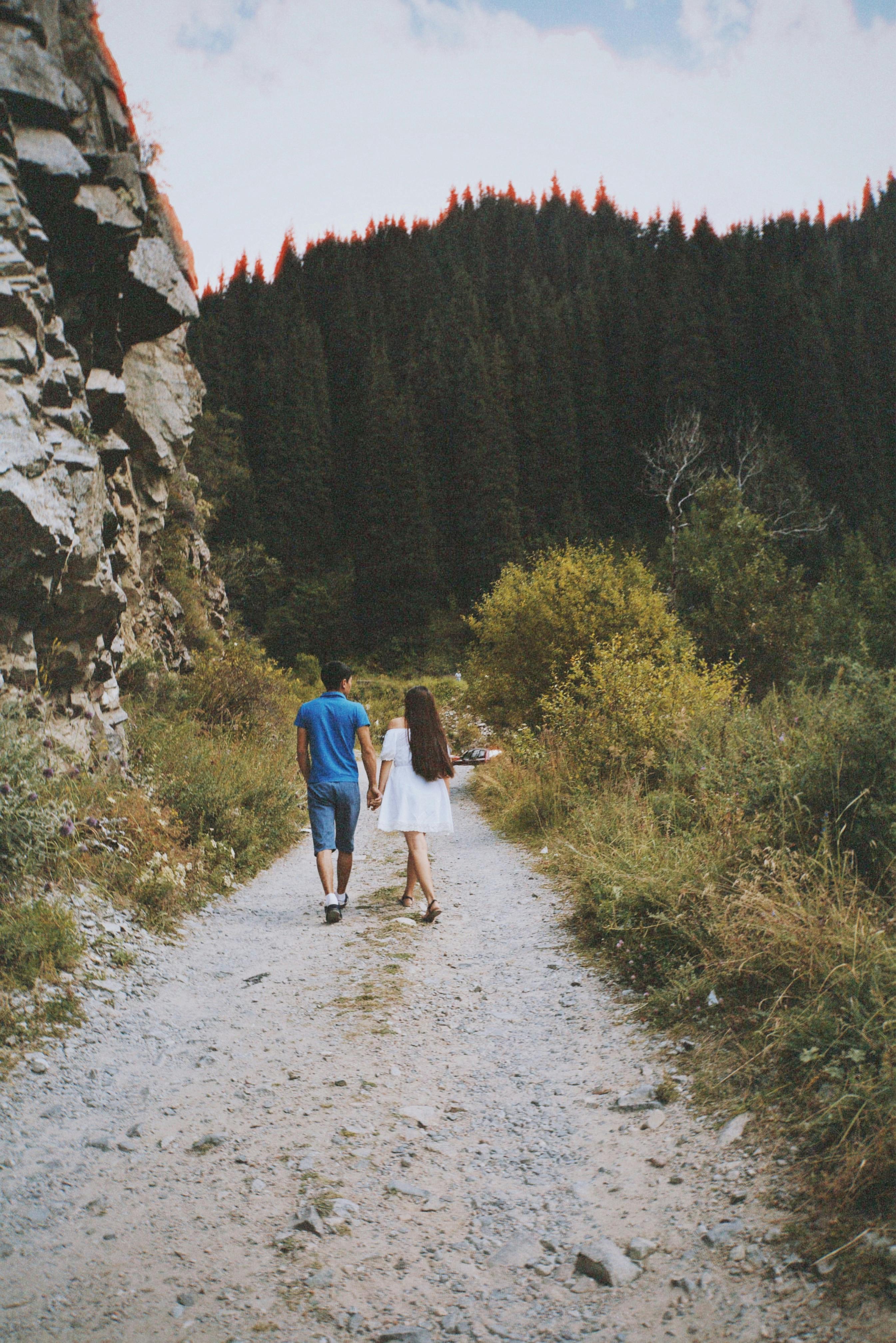 Un couple marchant sur un sentier | Source : Pexels