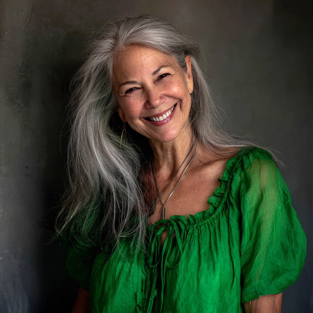 Une femme souriante en robe verte | Source : Midjourney