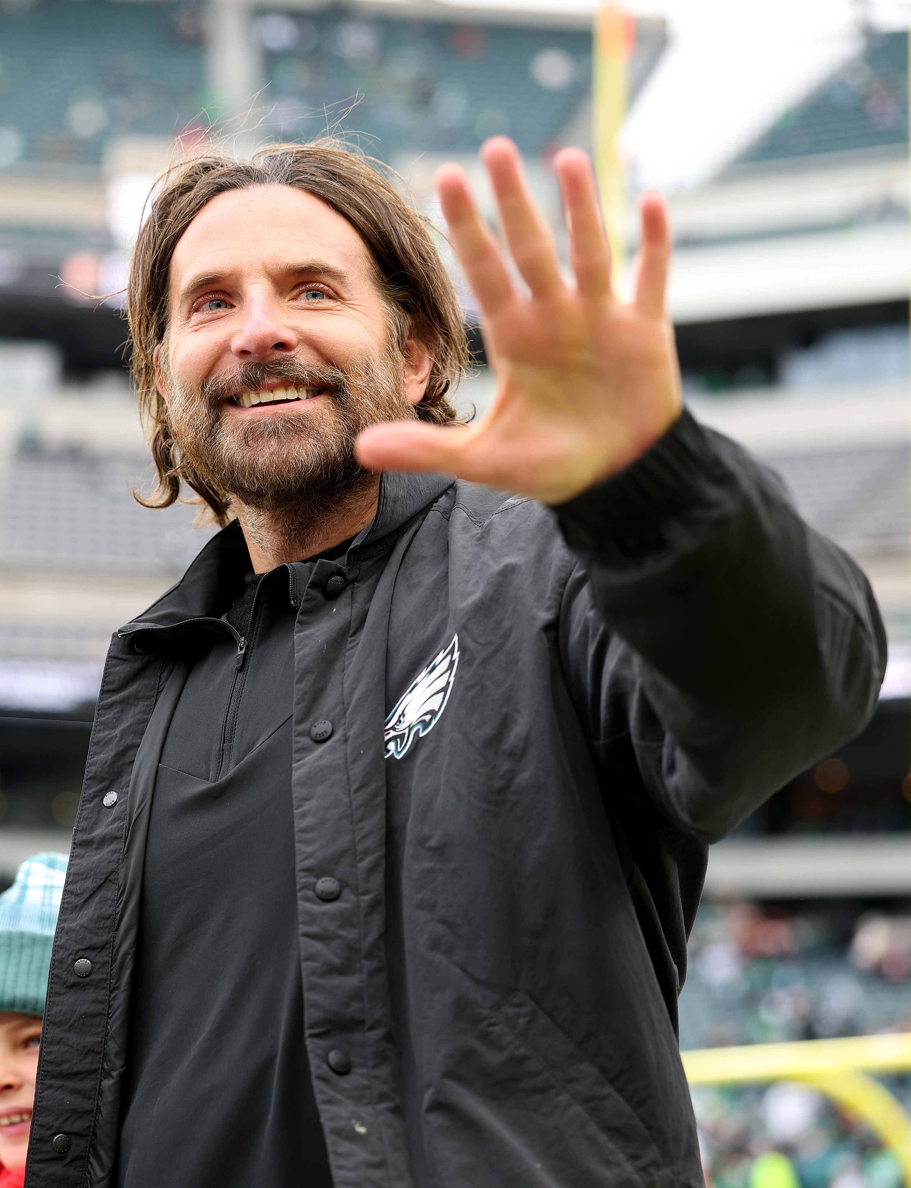 Bradley Cooper sur la ligne de touche avant le match du championnat NFC le 26 janvier 2025 à Philadelphie, Pennsylvanie | Source : Getty Images
