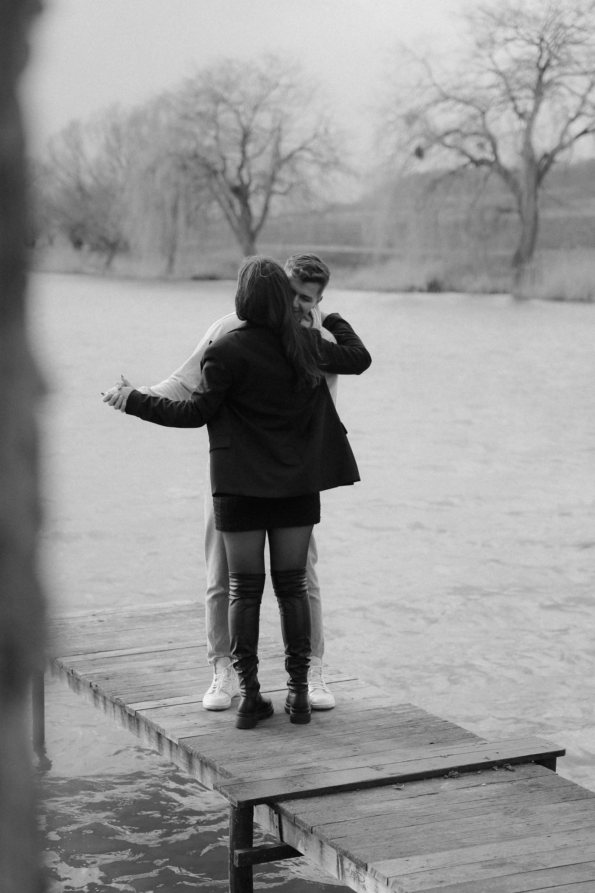 Un couple qui danse lors d'une promenade | Source : Pexels