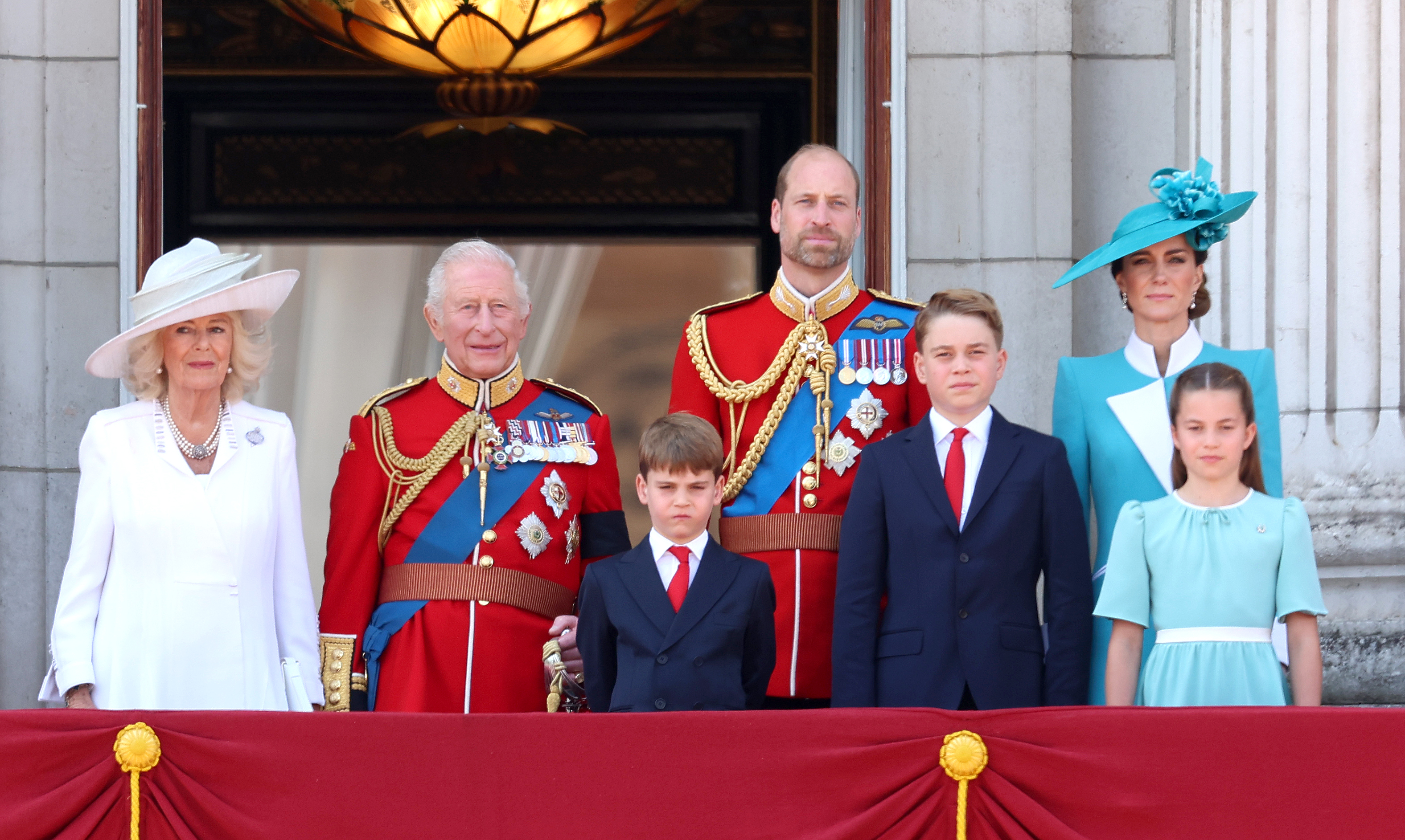 La reine Camilla, le roi Charles III, le prince Louis de Galles, le prince William, le prince George de Galles, la princesse Charlotte de Galles et Catherine, princesse de Galles au balcon du palais de Buckingham lors du Trooping The Colour 2025 à Londres, en Angleterre, le 14 juin 2025| Source : Getty Images