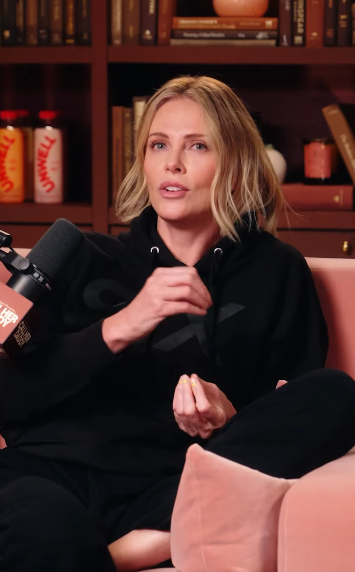 Charlize Theron dans le teaser de l'épisode du podcast "Call Her Daddy", daté du 1er juillet 2025 | Source : Instagram/callherdaddy