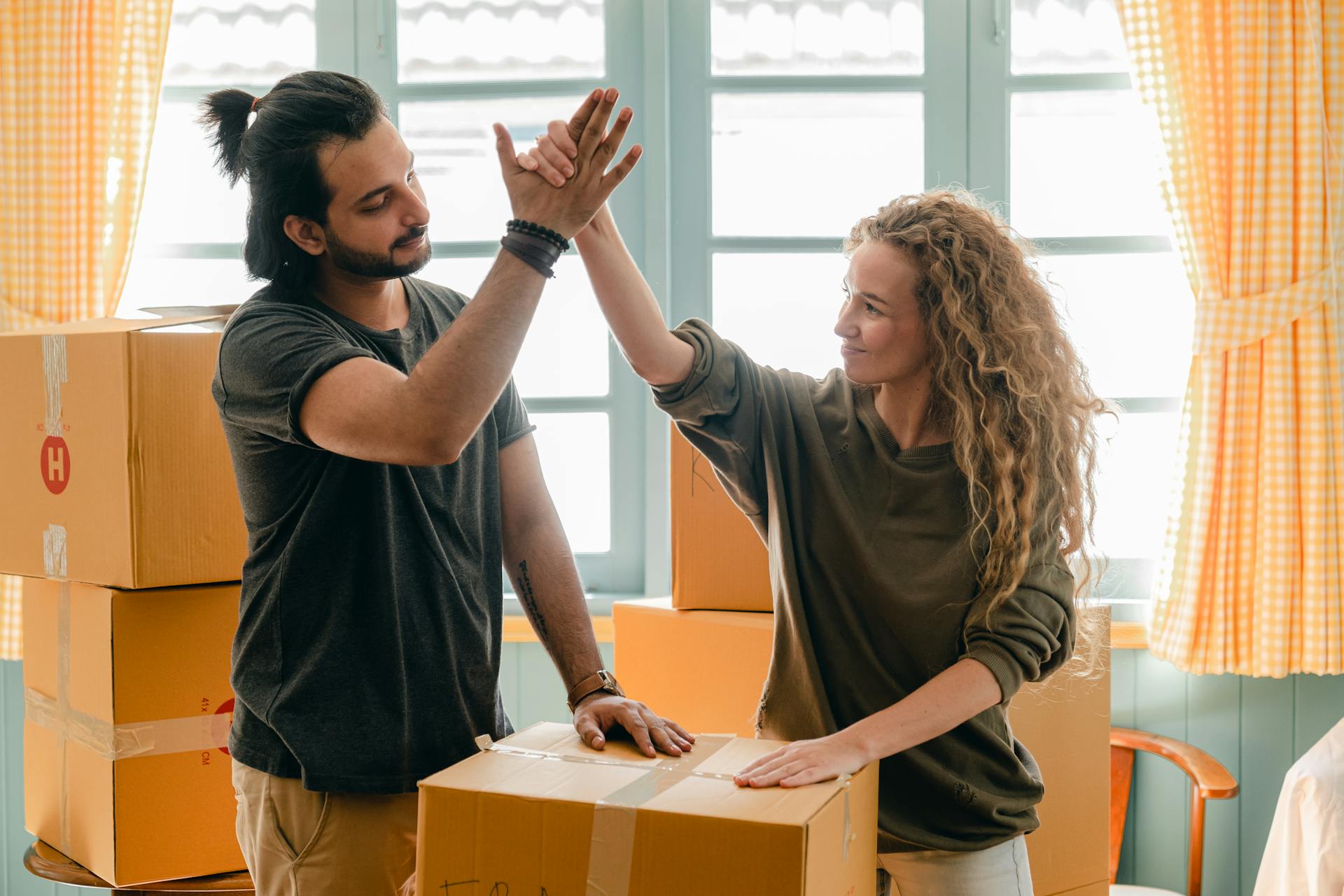Un couple en train de faire ses valises | Source : Pexels