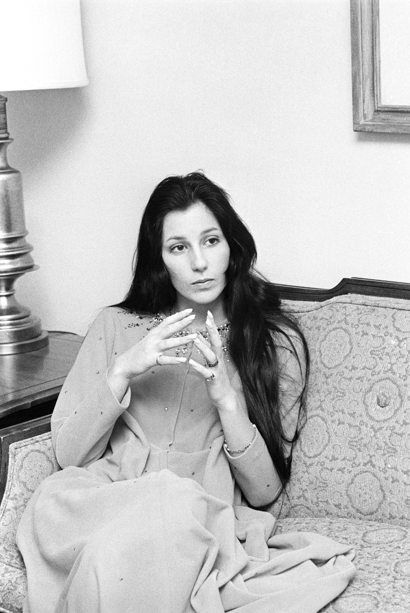 Cher regarde pendant une interview en 1969. | Source : Getty Images