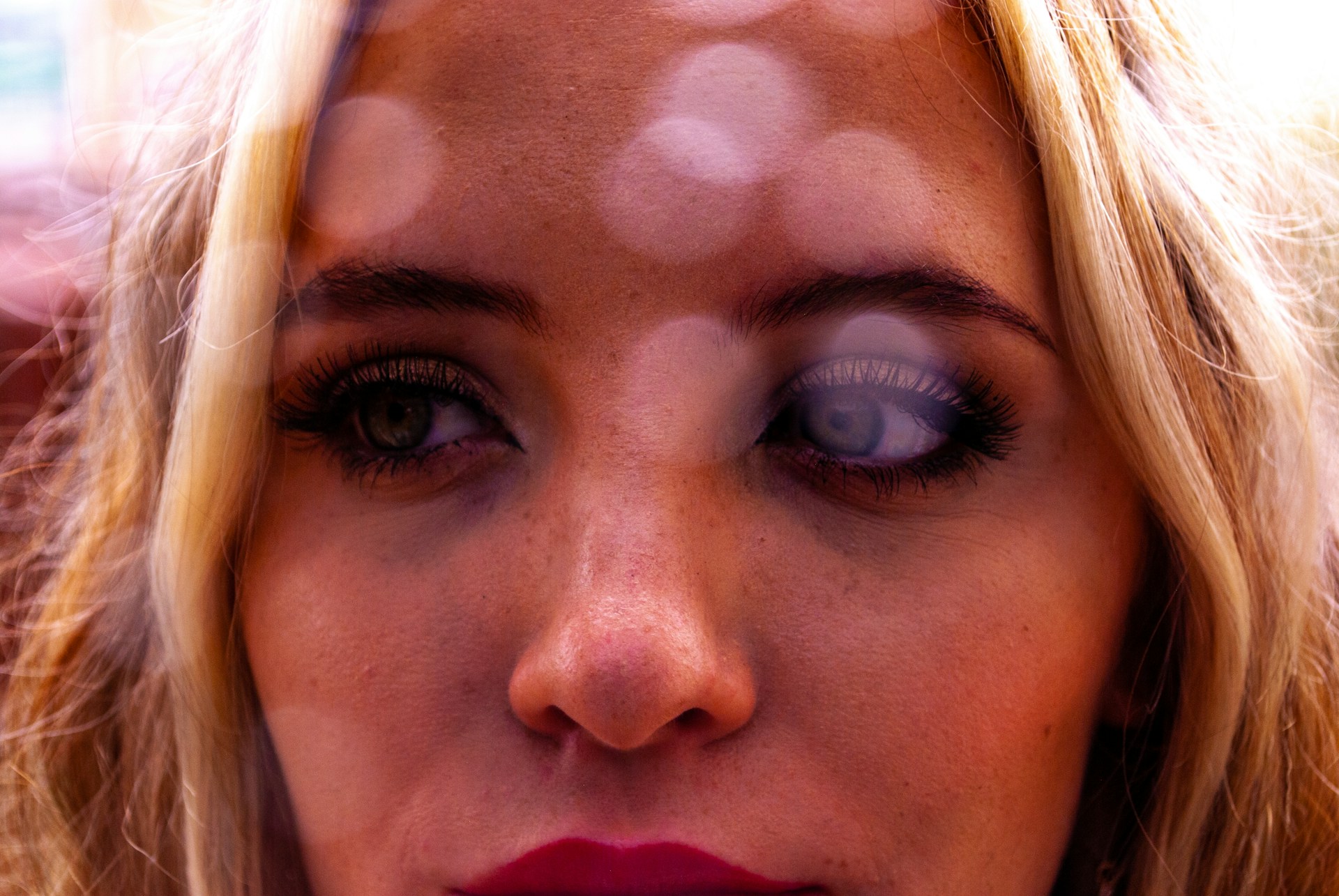 Une femme inquiète | Source : Unsplash