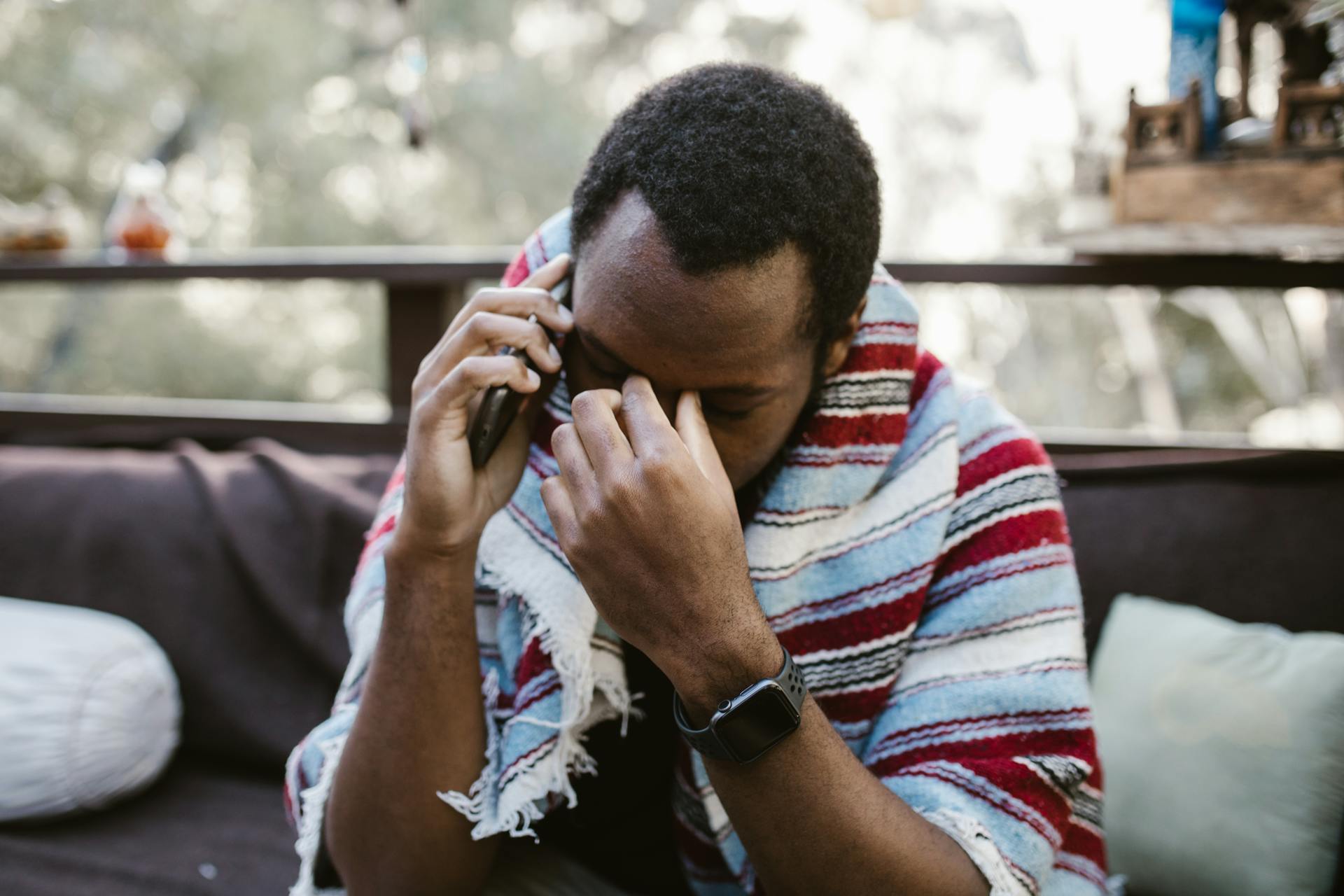 Un homme stressé engagé dans un appel téléphonique | Source : Pexels