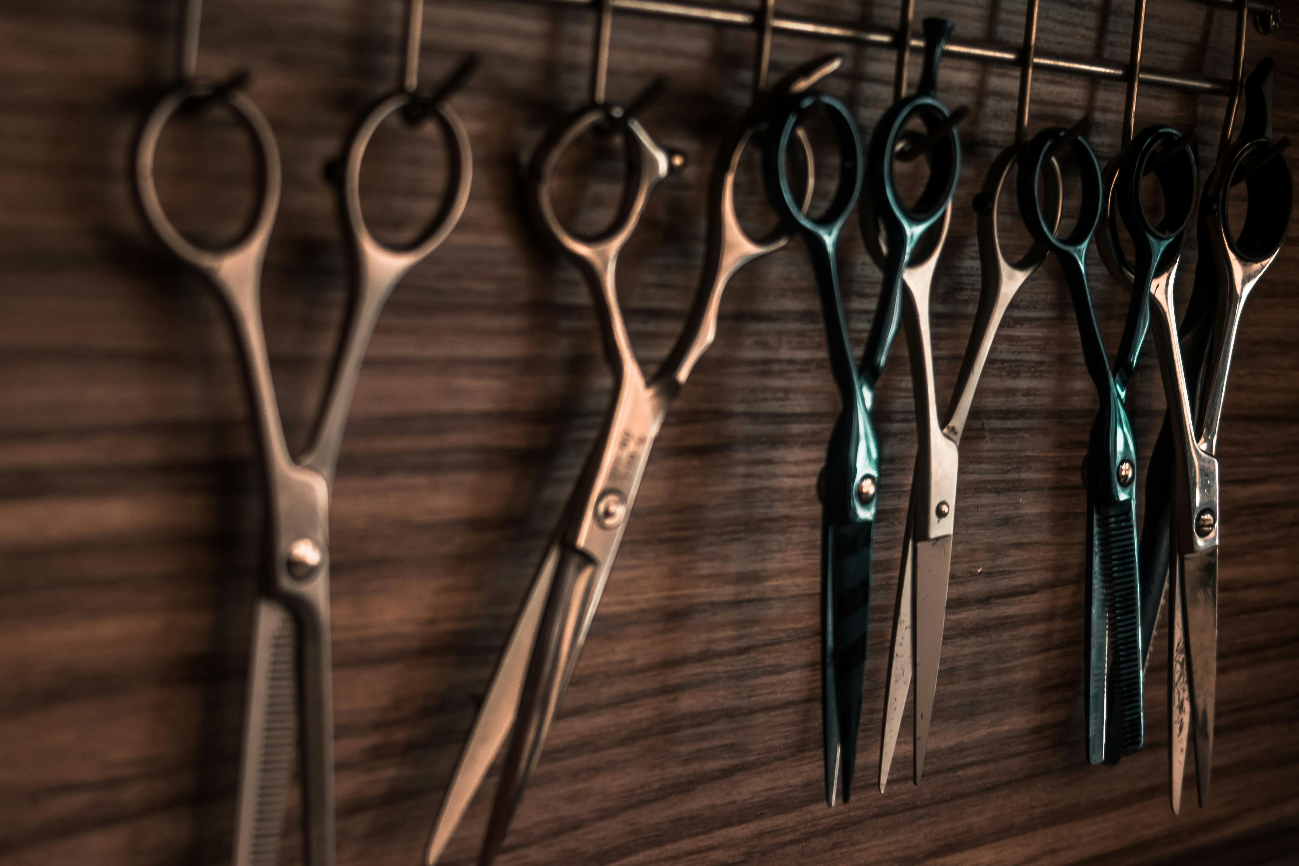 Ciseaux suspendus à un crochet | Source : Pexels