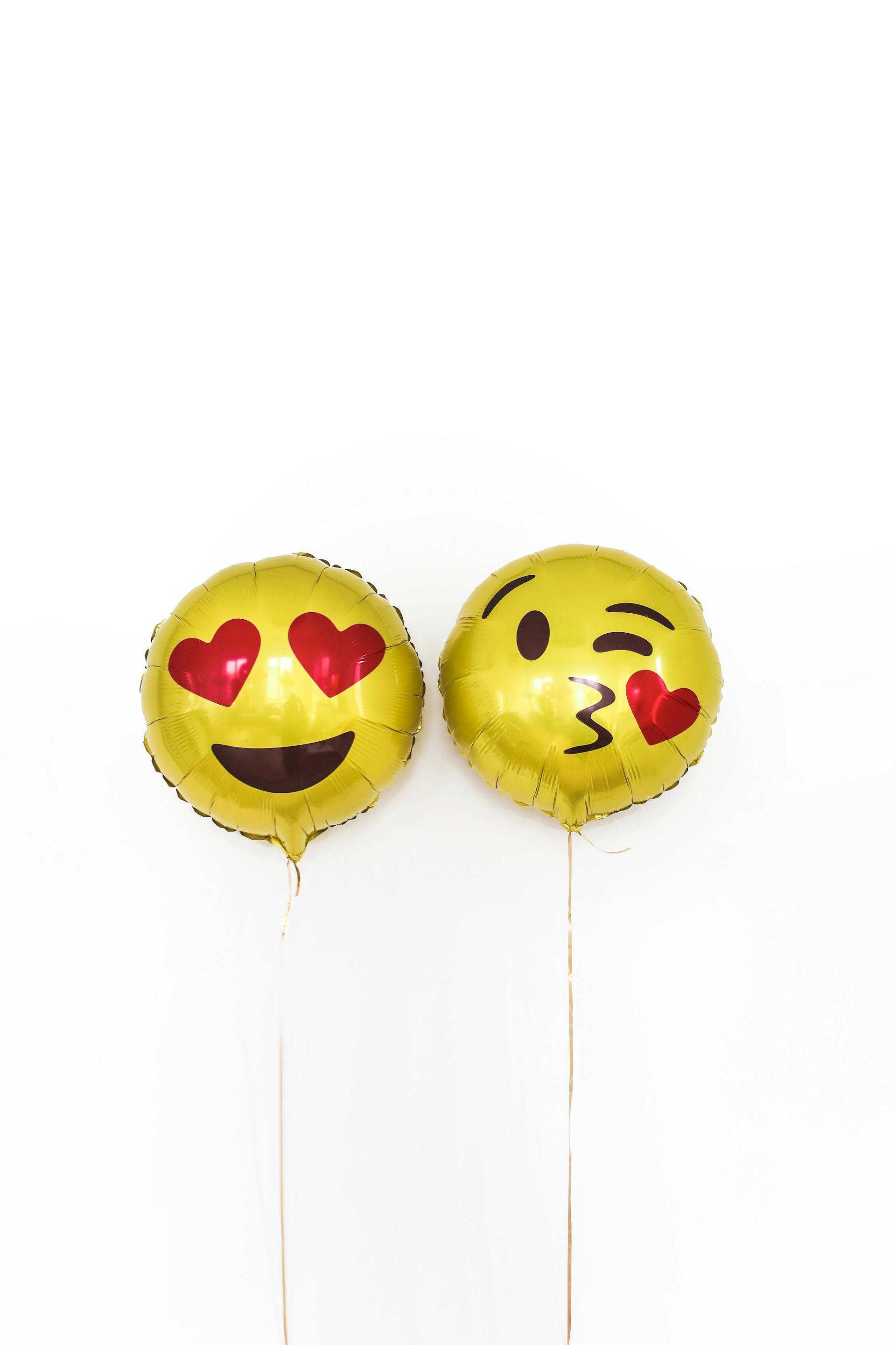 Deux ballons jaunes avec des emojis dessus | Source : Pexels
