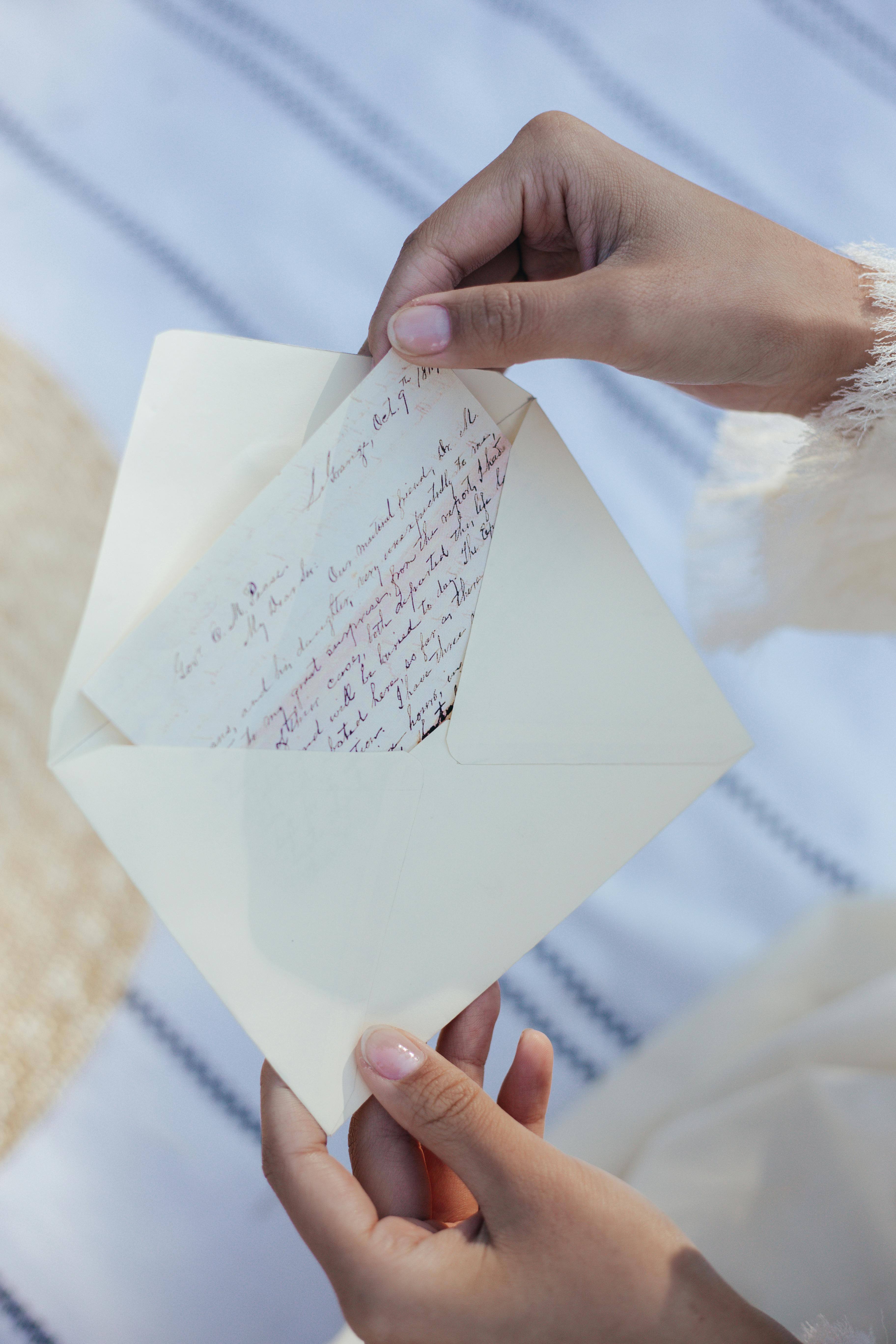 Une femme tenant une enveloppe et une lettre | Source : Pexels