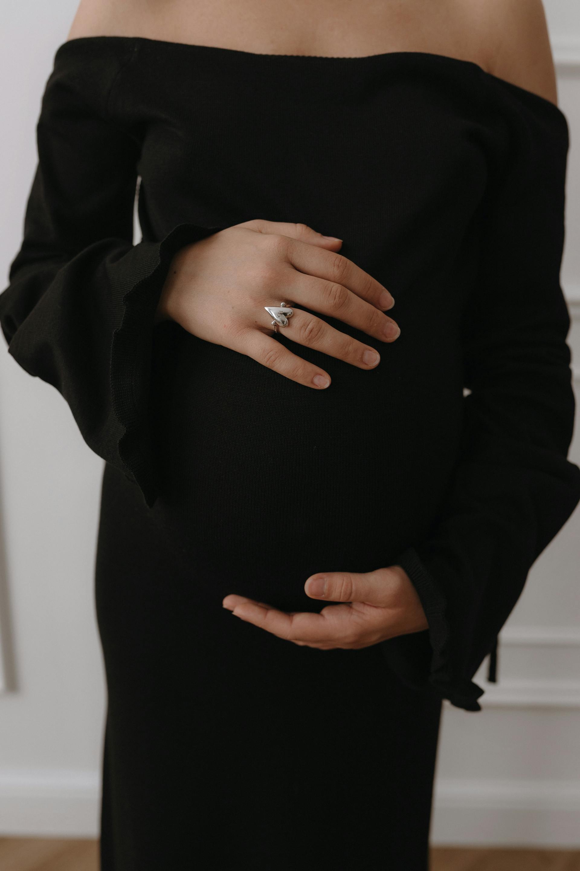 Une femme enceinte tenant son baby bump | Source : Pexels