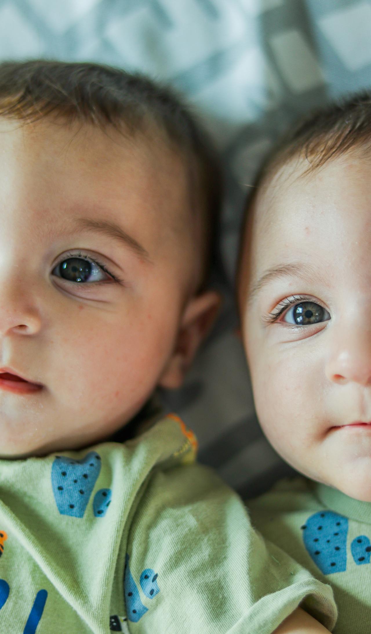 Gros plan sur deux bébés | Source : Pexels