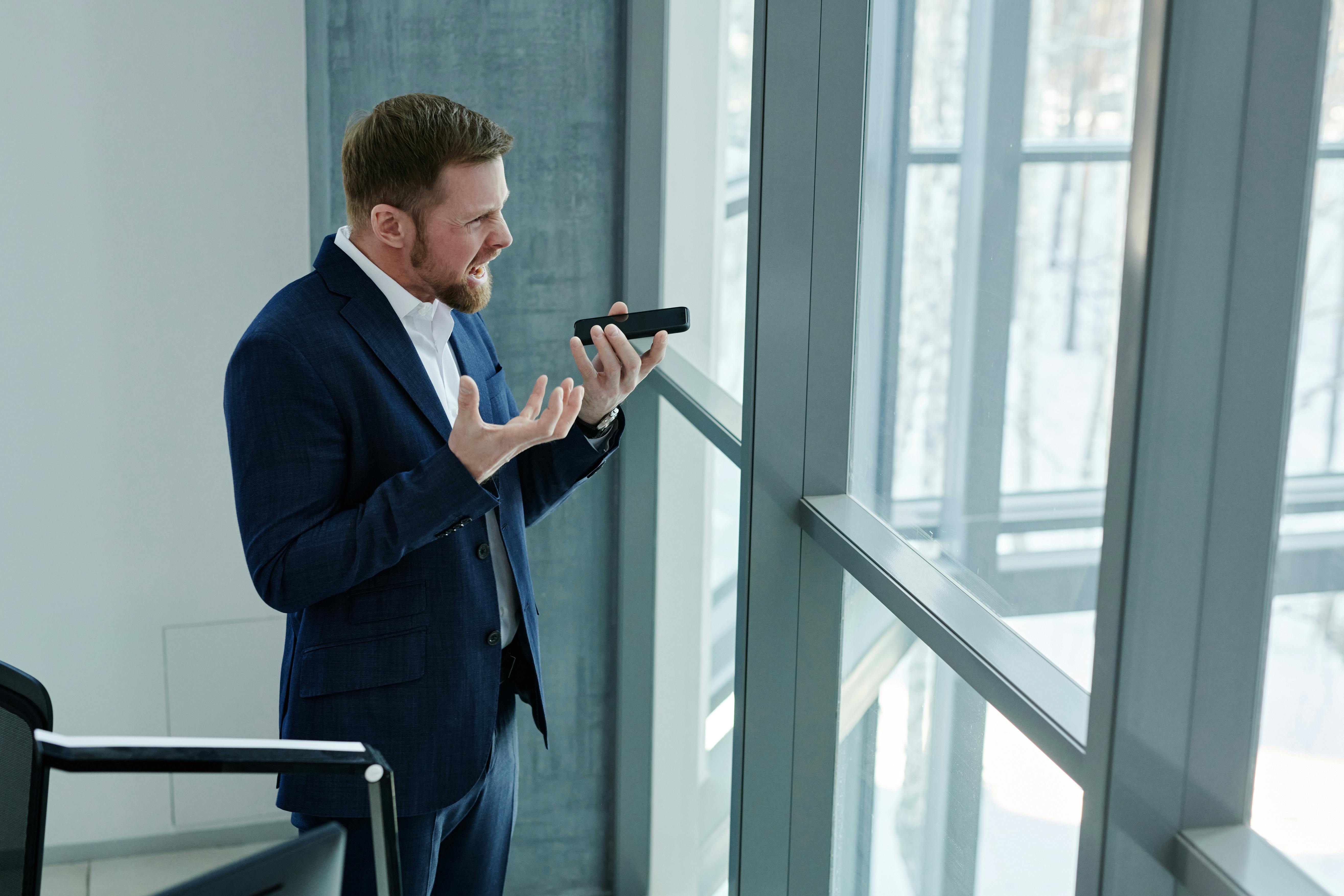 Un homme en colère lors d'un appel téléphonique | Source : Midjourney