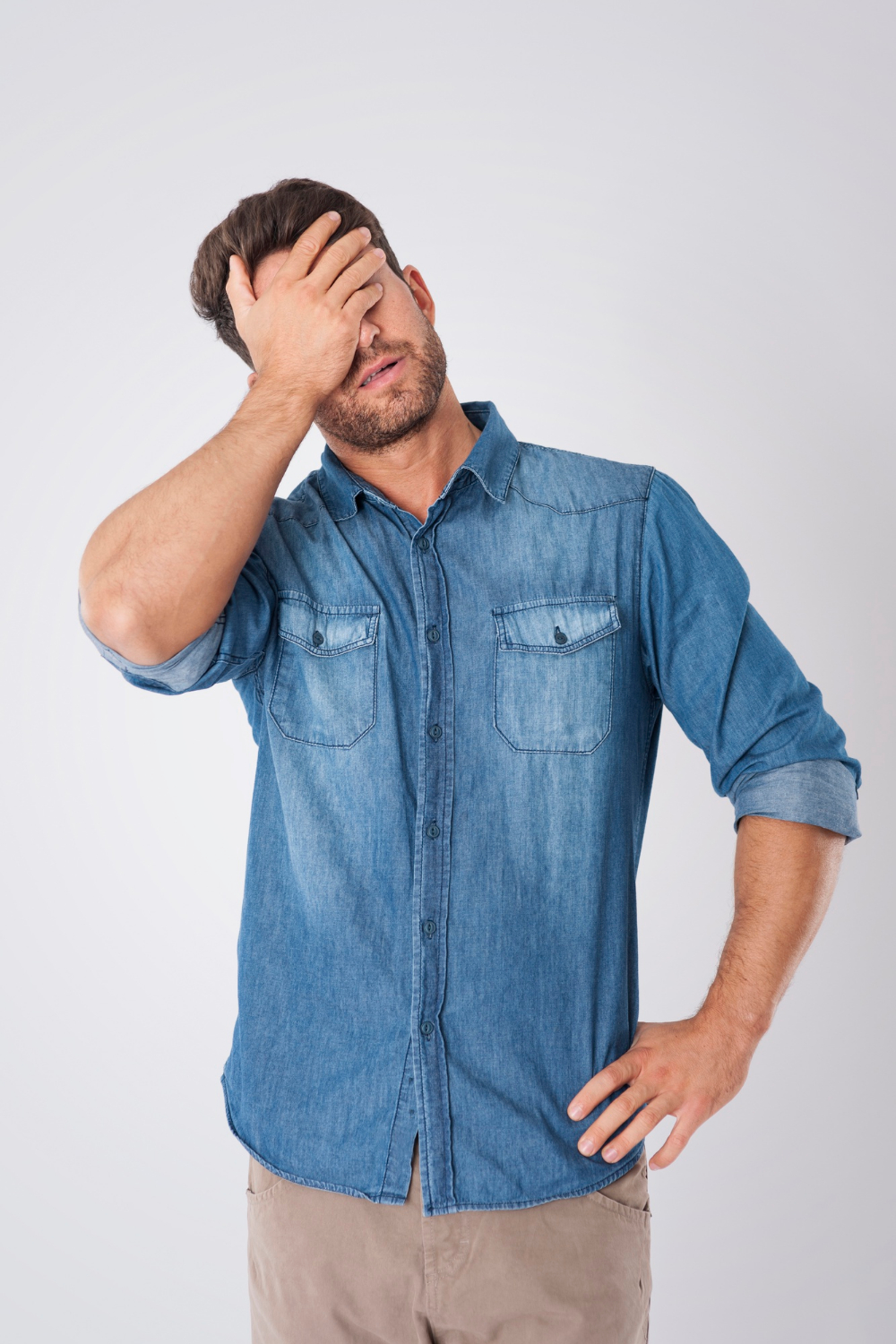 Un homme anxieux | Source : Freepik
