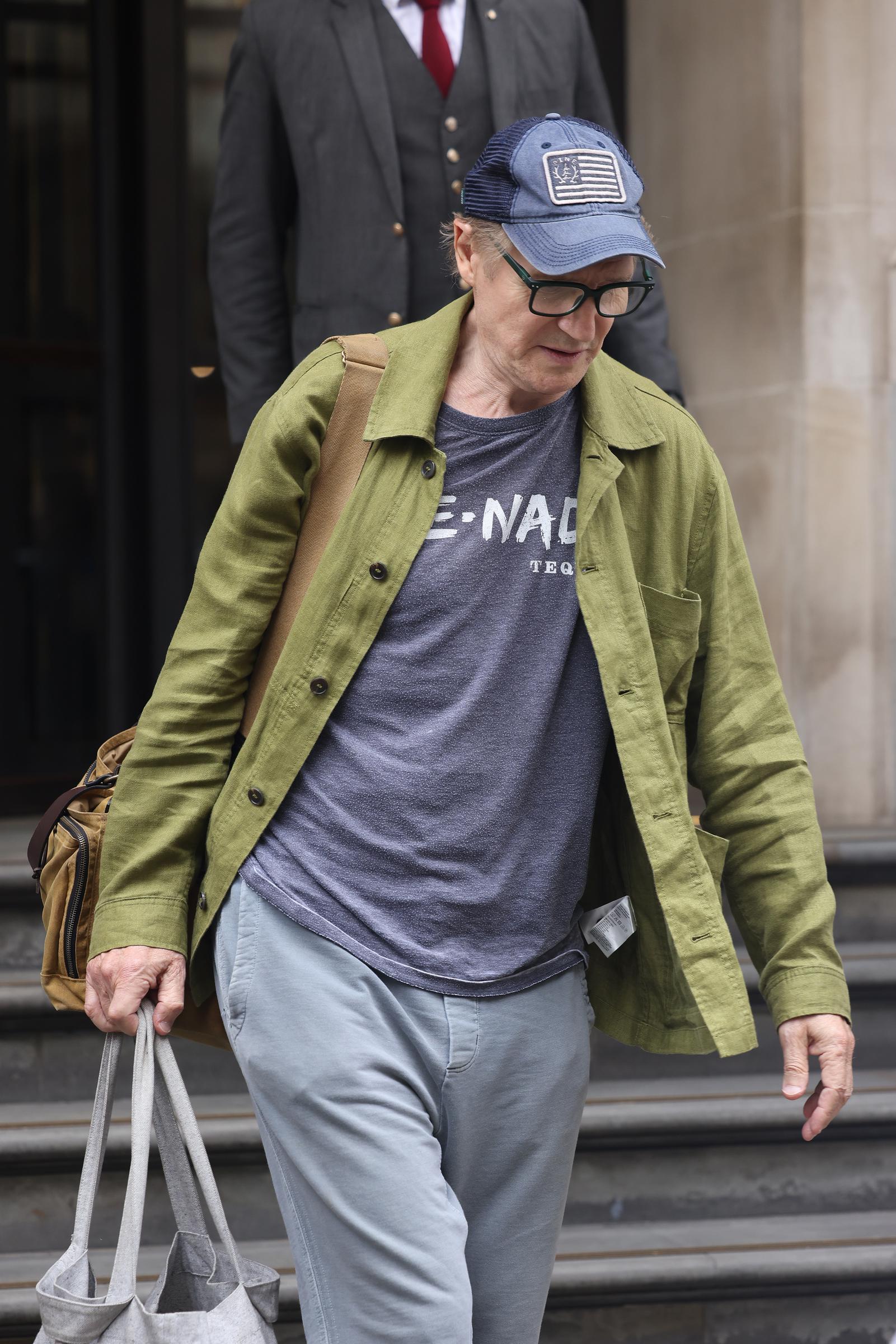 Liam Neeson quittant l'hôtel Corinthia à Londres, en Angleterre, le 23 juillet 2025 | Source : Getty Images