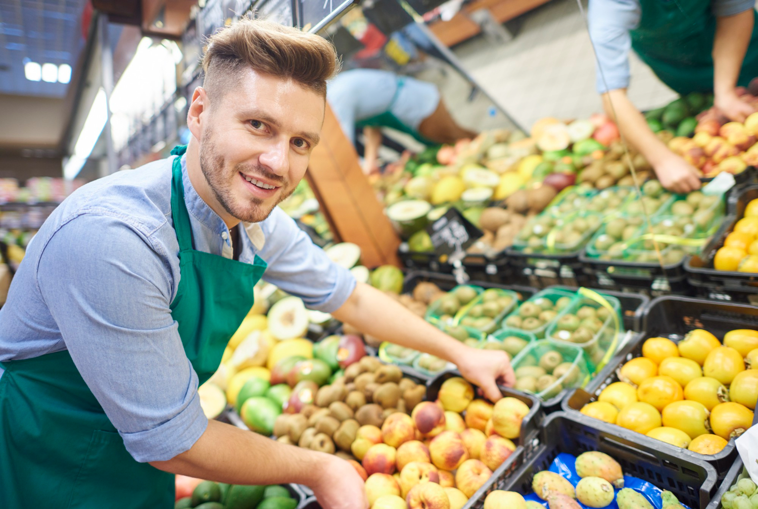 Un homme en train de se réapprovisionner dans une épicerie | Source : Freepik