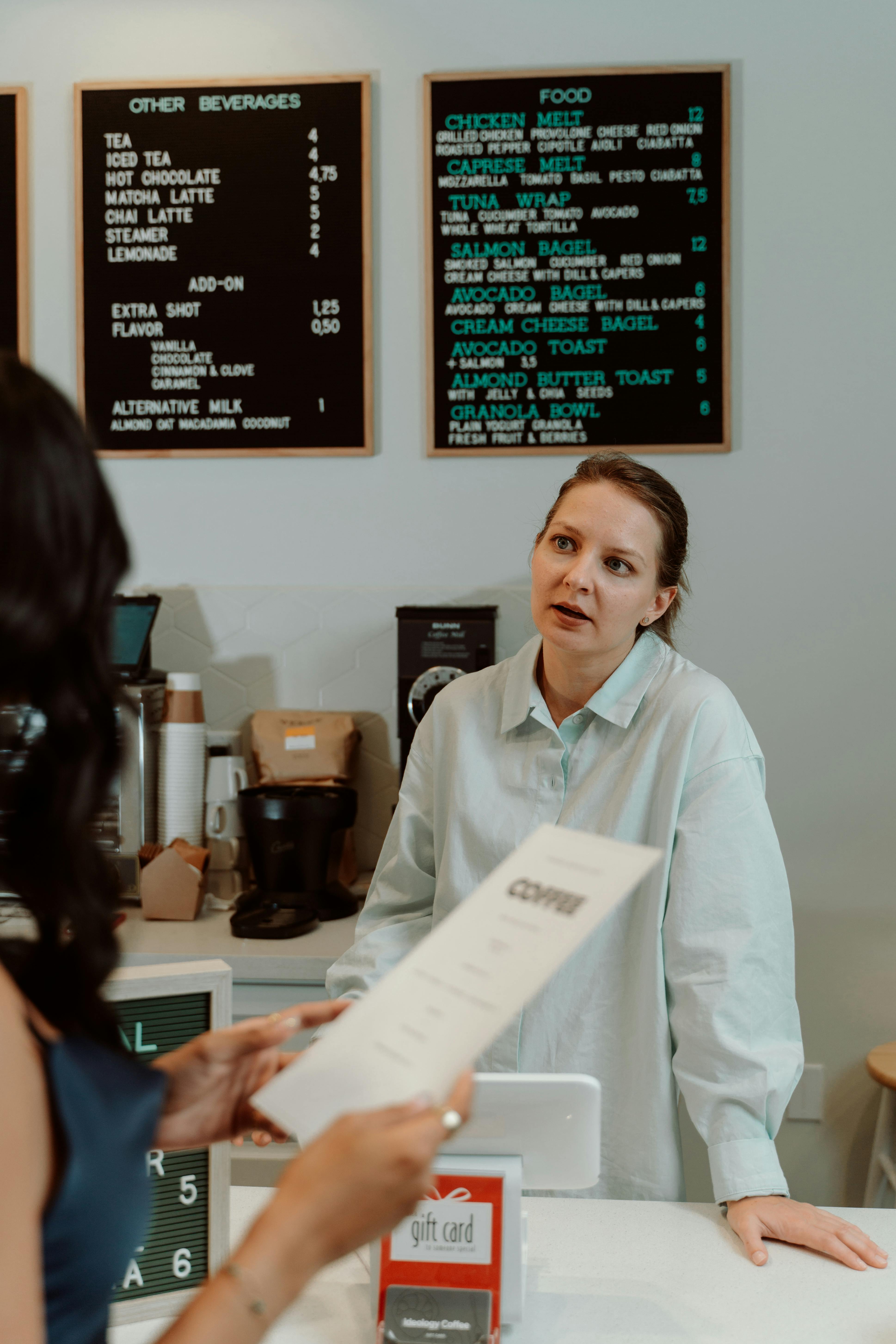 Une femme servant un client | Source : Pexels