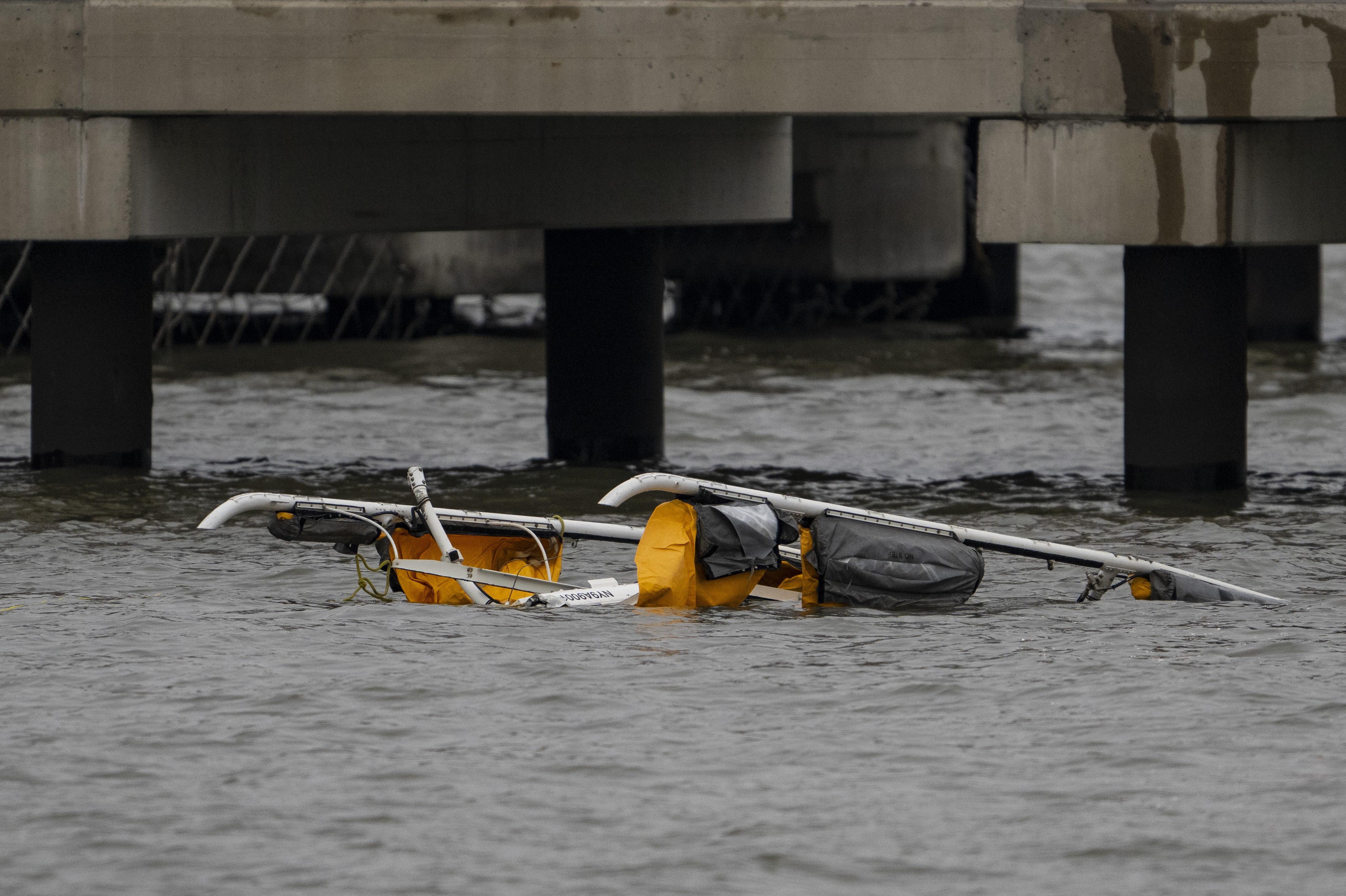 Un hélicoptère flotte après s'être écrasé dans le fleuve Hudson près du sud de Manhattan le 10 avril 2025 | Source : Getty Images