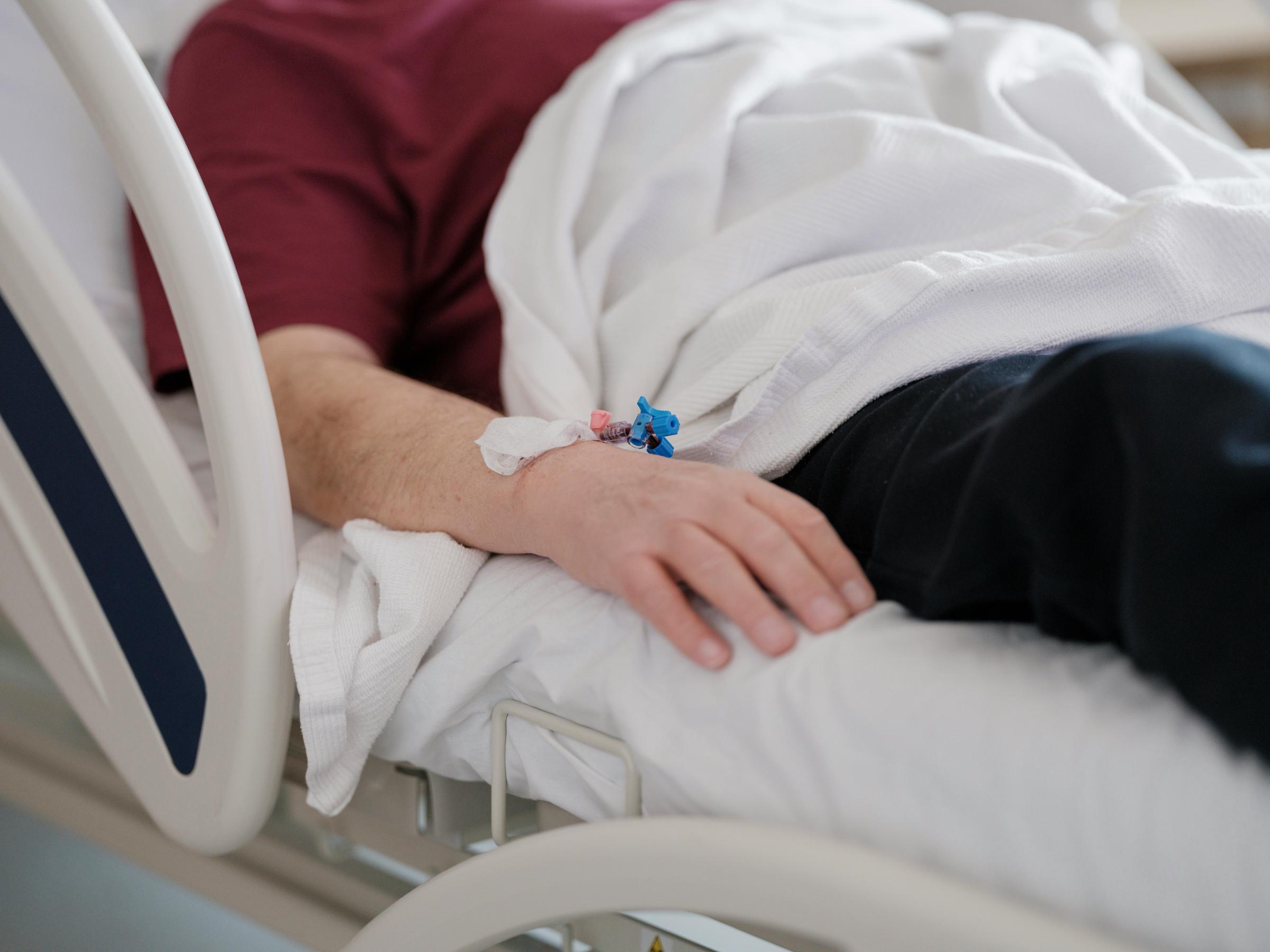 Un homme allongé dans un lit d'hôpital | Source : Unsplash