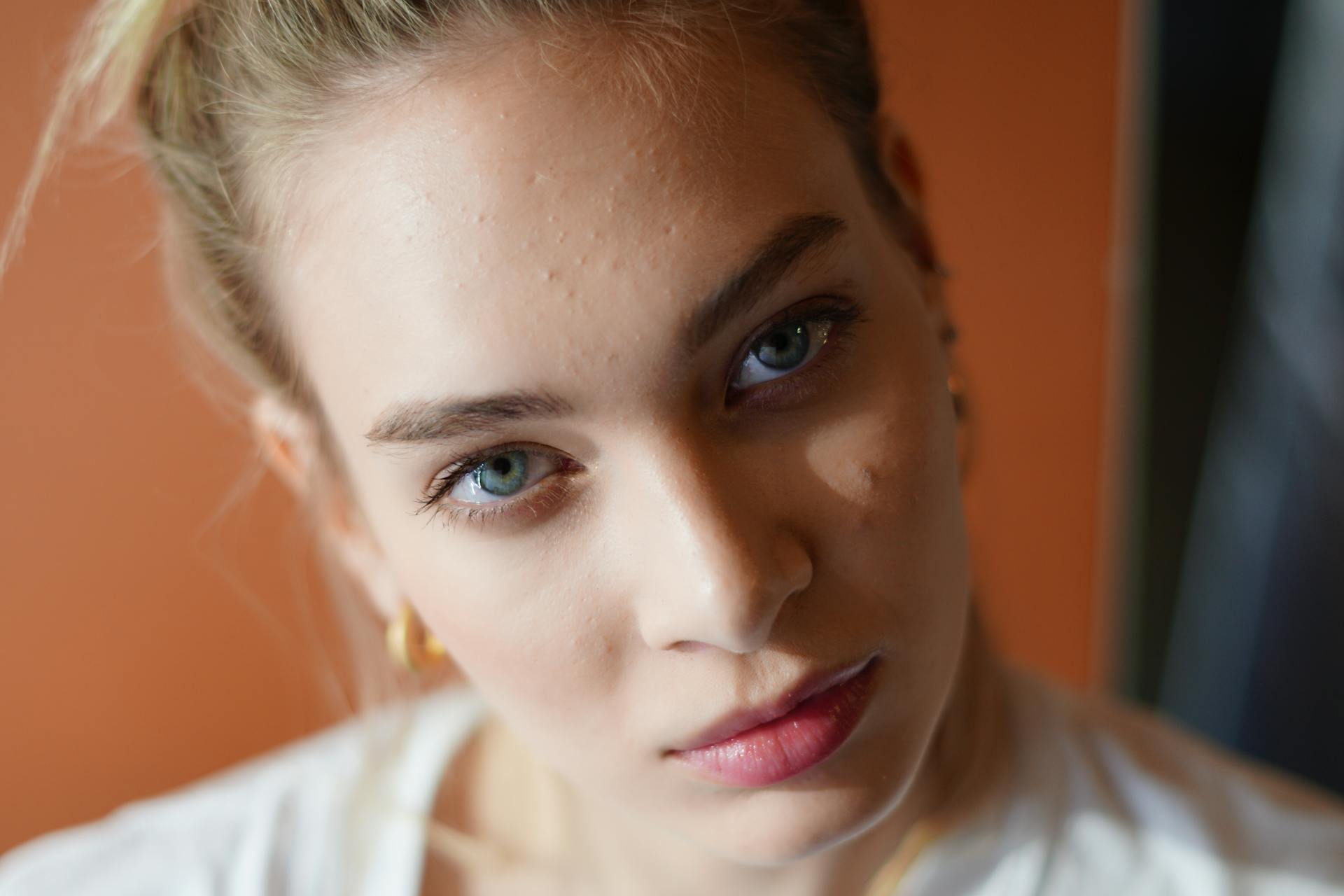 Une femme à l'expression sinistre | Source : Pexels