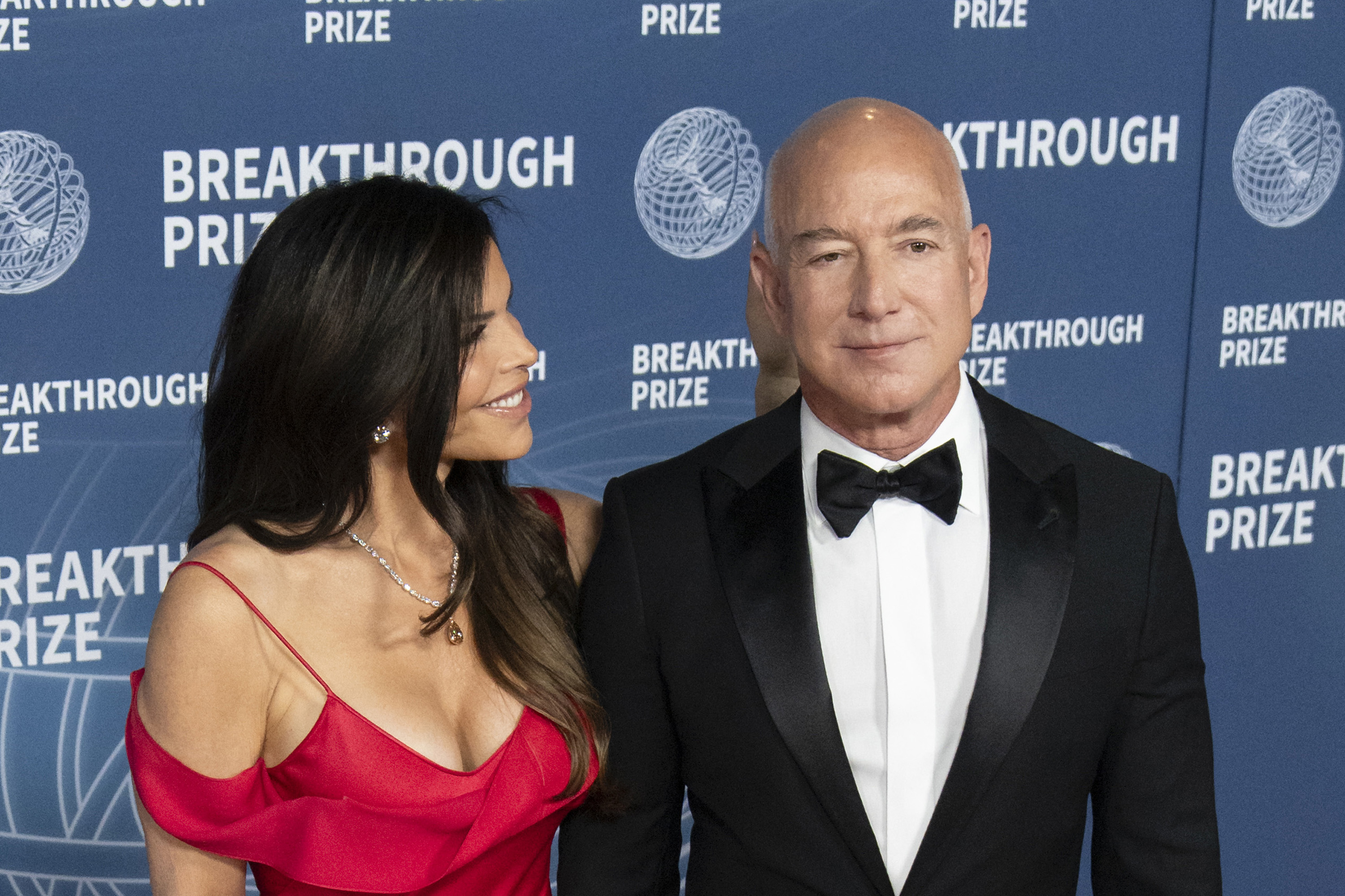 Lauren Sánchez regarde Jeff Bezos alors qu'ils posent sur le tapis des arrivées lors de la cérémonie du 2025 Breakthrough Prize, le 5 avril 2025, à Santa Monica, en Californie | Source : Getty Images