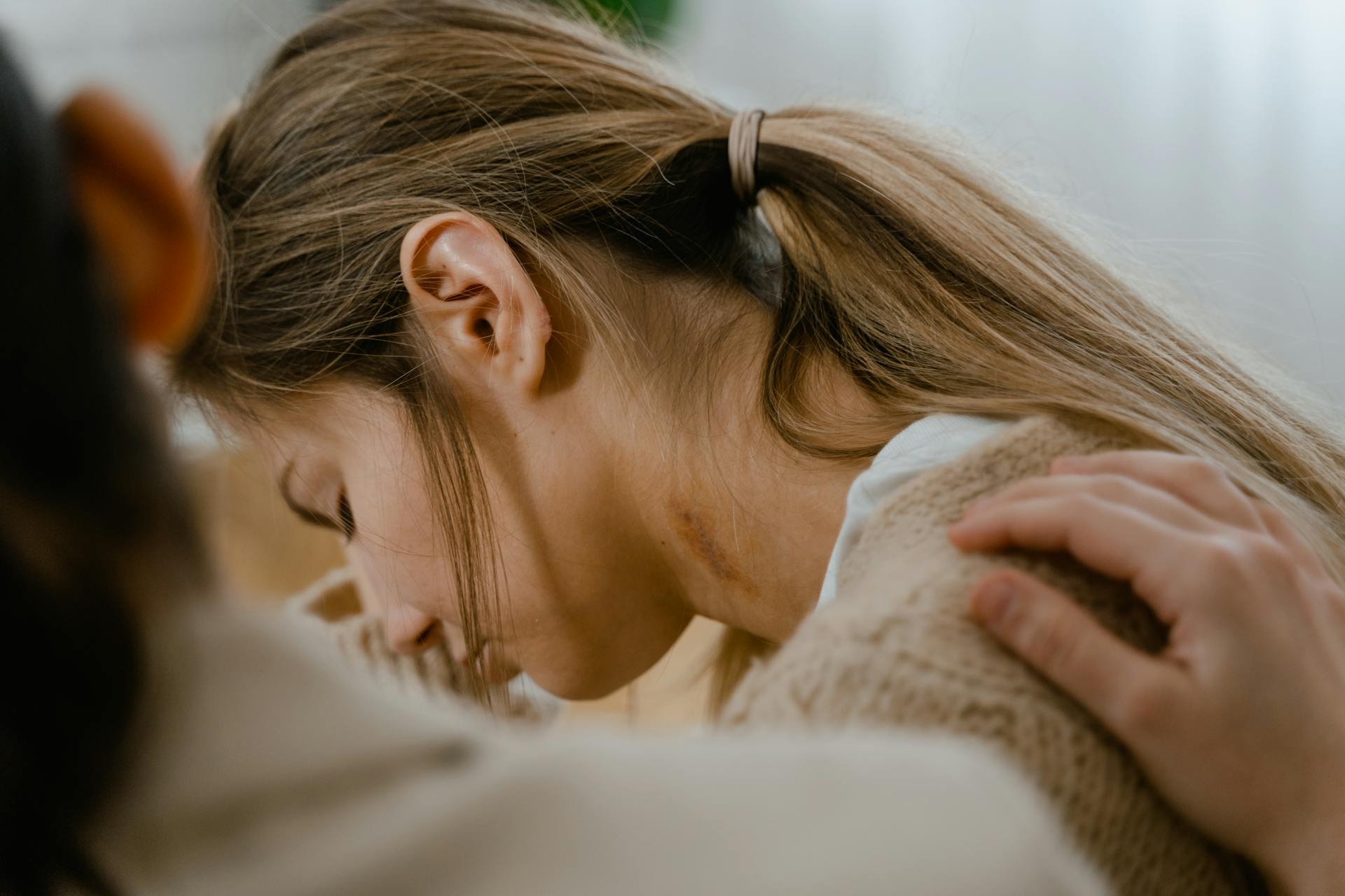 Une femme console une autre femme | Source : Pexels
