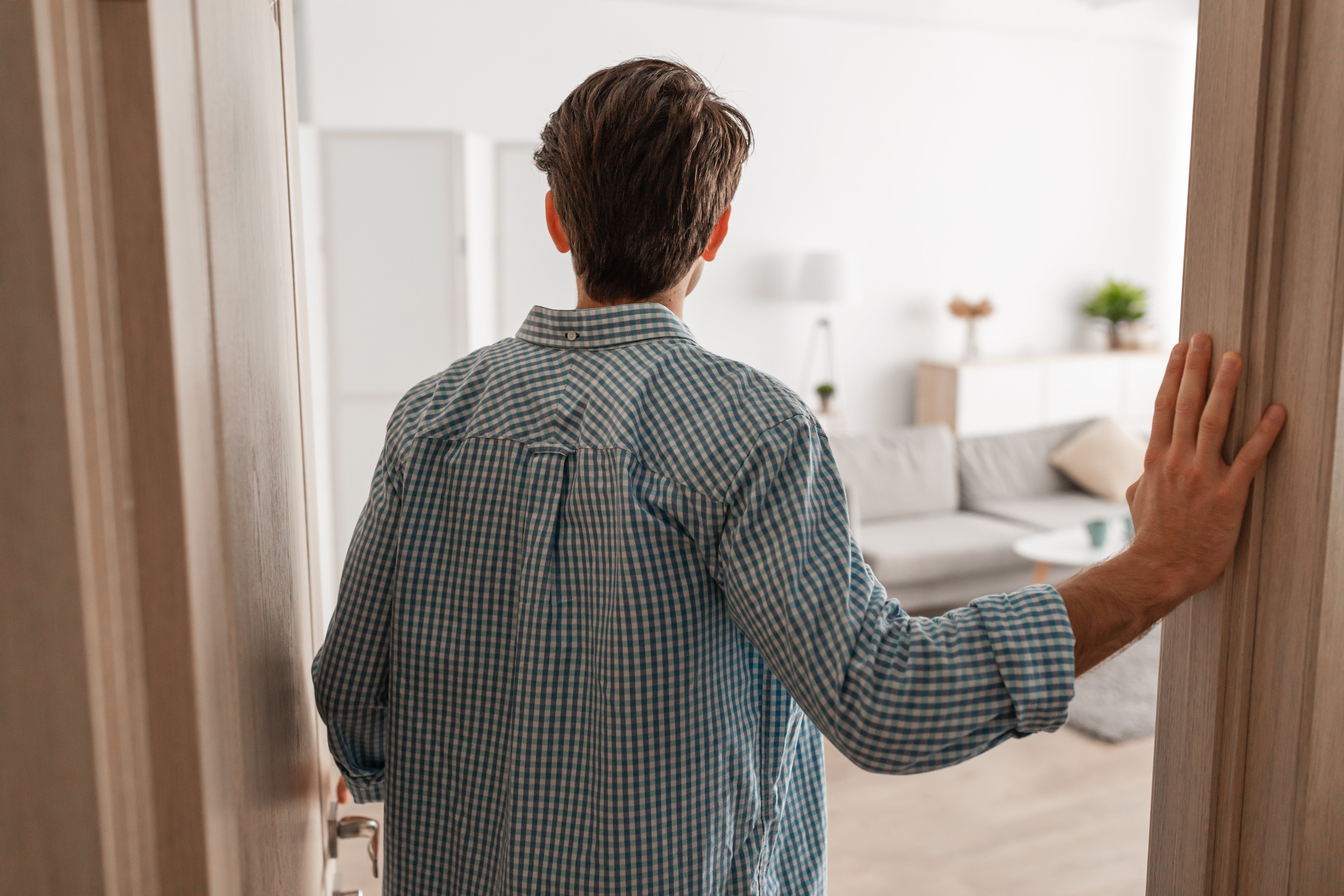 Homme entrant dans sa maison | Source : Shutterstock