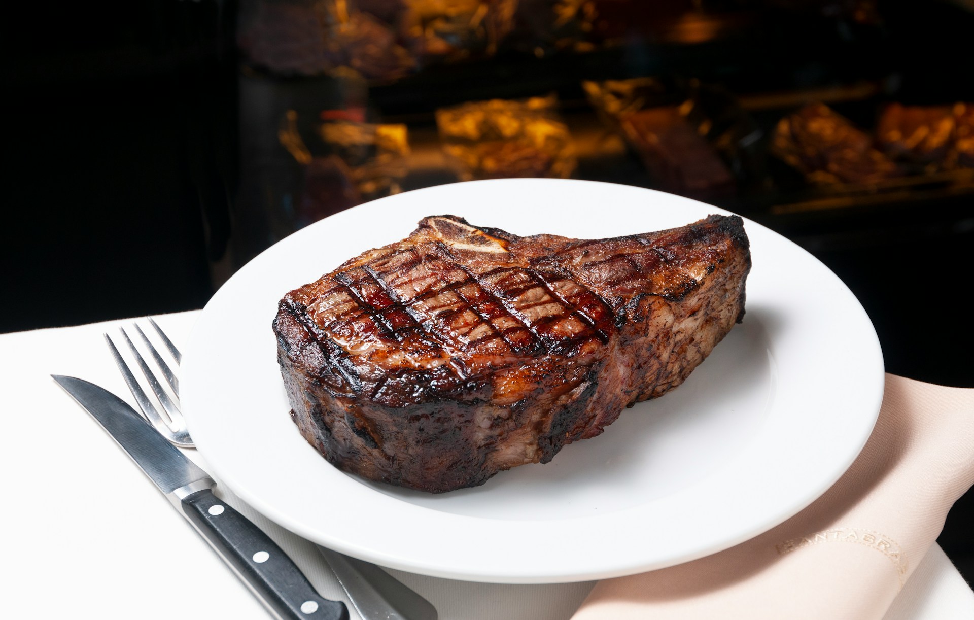 Rôti de steak sur une assiette | Source : Unsplash