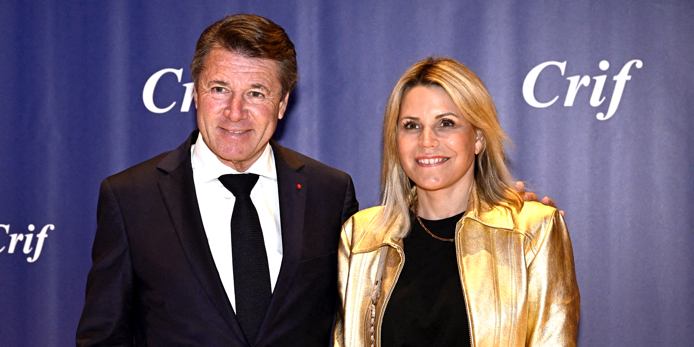 Le maire de Nice, Christian Estrosi (à gauche), pose avec son épouse Laura Tenoudji à leur arrivée au dîner annuel du Conseil représentatif des institutions juives de France (CRIF) au Carrousel du Louvre à Paris, le 6 mai 2024 I Source : Getty Images