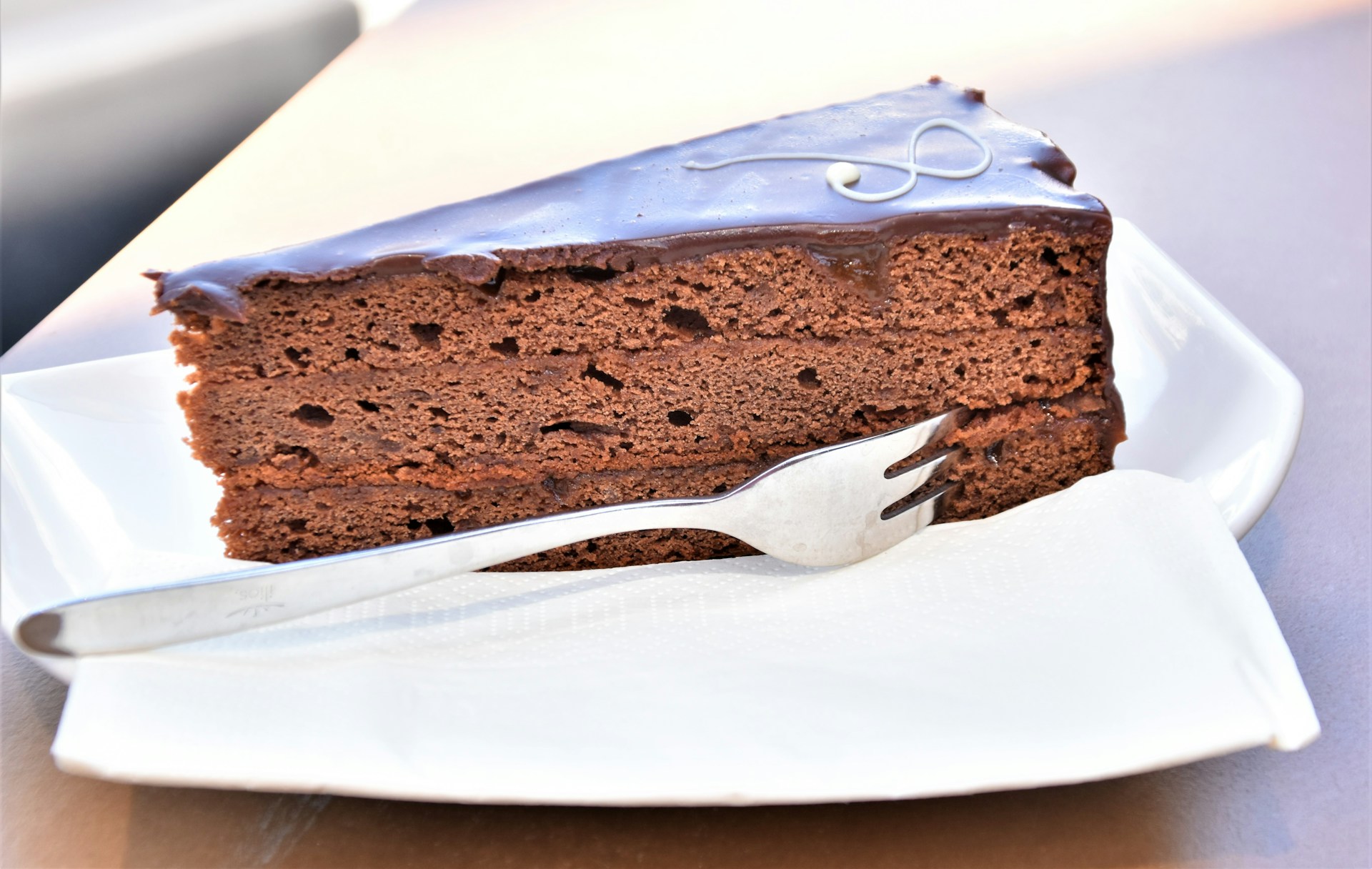 Une tranche de gâteau au chocolat sur une assiette | Source : Unsplash