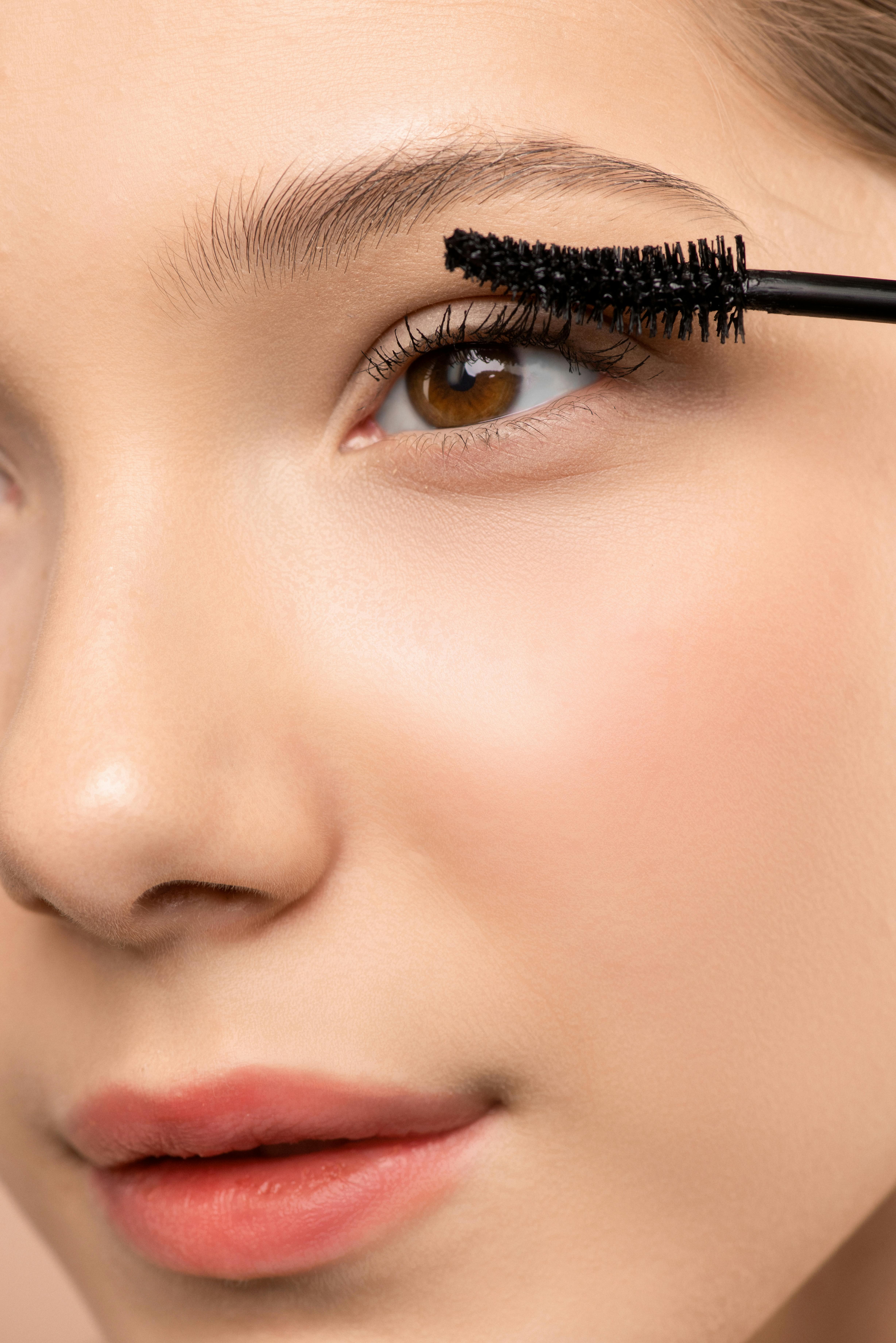 Une femme qui applique du mascara | Source : Pexels