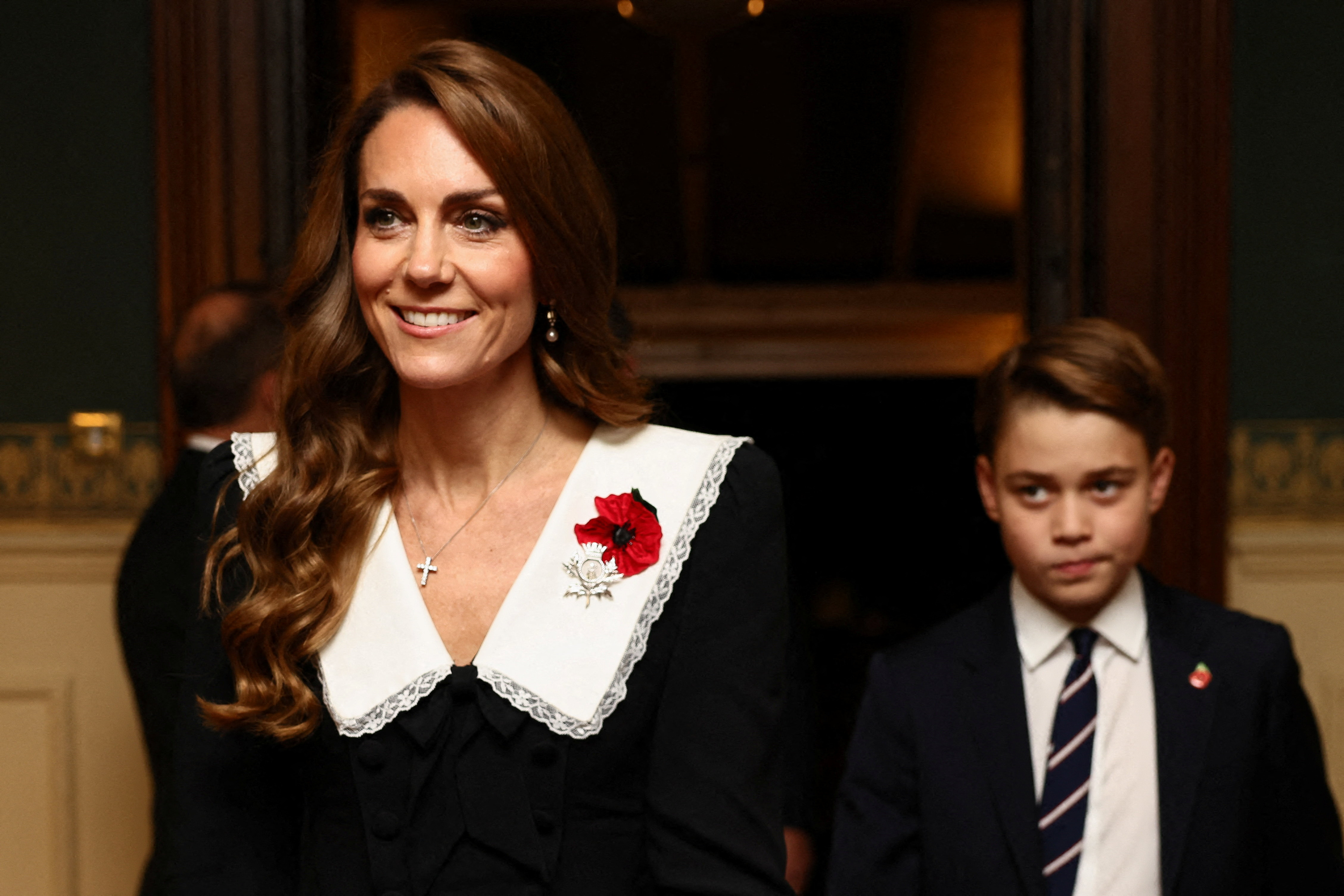 George a accompagné Catherine au Festival du Souvenir de la Royal British Legion, qui s'est tenu au Royal Albert Hall de Londres le 8 novembre. À 12 ans, cette apparition l'a montré participant à un grand événement commémoratif aux côtés de sa mère.