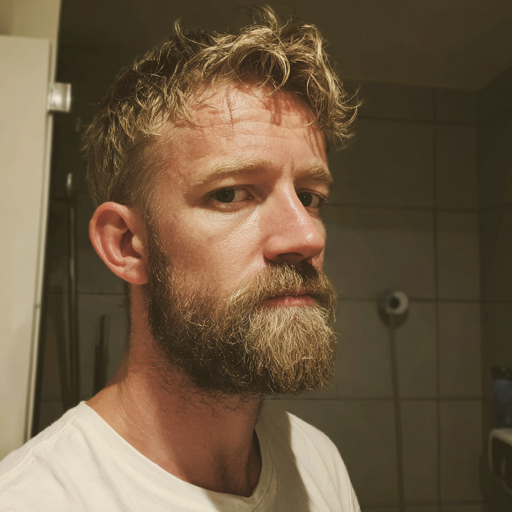 Un homme debout dans une salle de bain | Source : Midjourney